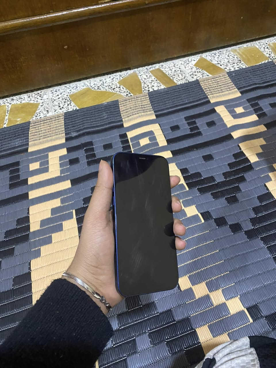 السلام عليكم ايفون ١٢عادي
بي فقط سماعه مزروفه قليل مال ابره 
البطاريه ٨١. 
جهاز نضيف جدا
شاشه مامبدله جهاز نضيف كلش 

الاستسفار مازنجر وتساب
***********
