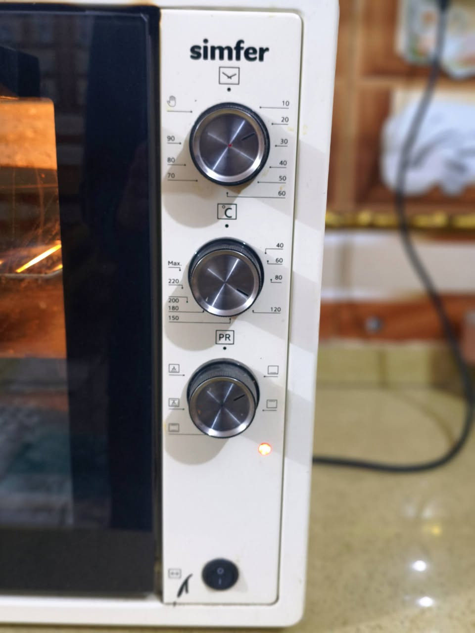 أوڨن تركي مستعمل شغال، صينيتي وتبسي.  
طباخ كهربائي شغال. 
واتساب***********
