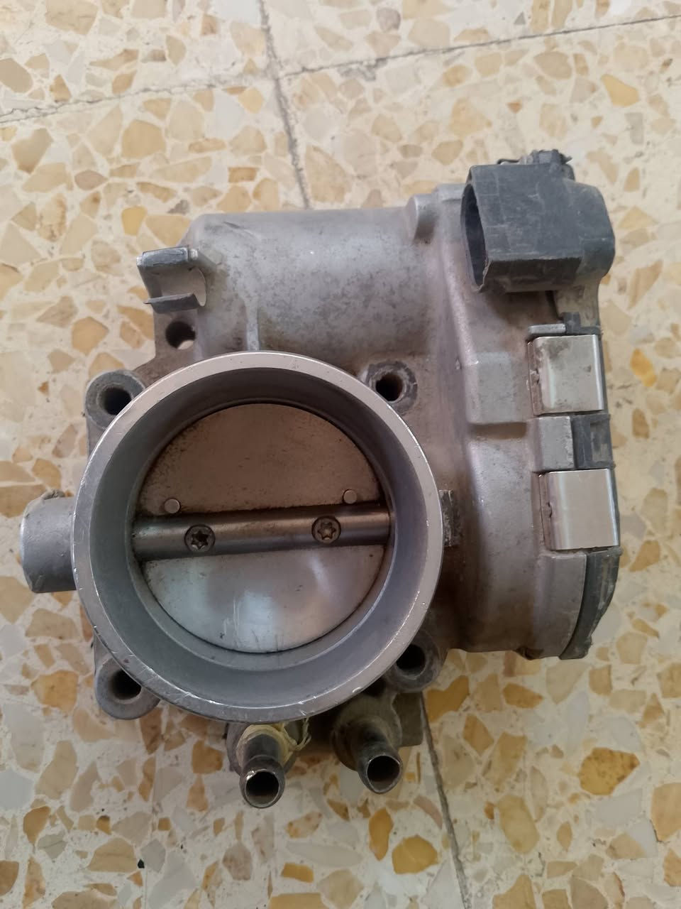 السلام عليكم 
من رخصة الادمن 
عندي غراض تفصيخ مال سيارة شيري اي فايف للبيع جويتر وحساس ايرفلو وحساس سرعة وحساس كام شفت مكاني غزالية ورقمي *********** ابو امير بي واتساب
