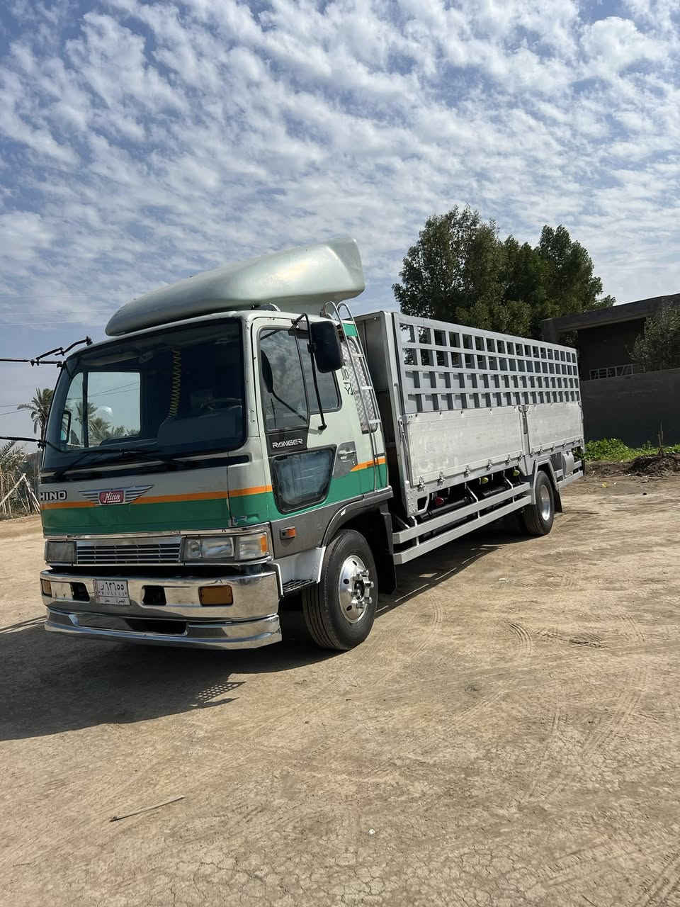 السلام عليكم  سياره هينو طيره  مكفوله من كلشي كير محرك الطول سته وربع بلادي شركه مكينه 80 سوبر مافتوحه مكينه شركه  تخم تاير جديد بيه محجر وجادر مال مواد انشائيه مال عمل في مجال شركات سياره جاهزه للشغل  السعر ١٧٥بيه مجال 
هذه رقم تصال ***********
