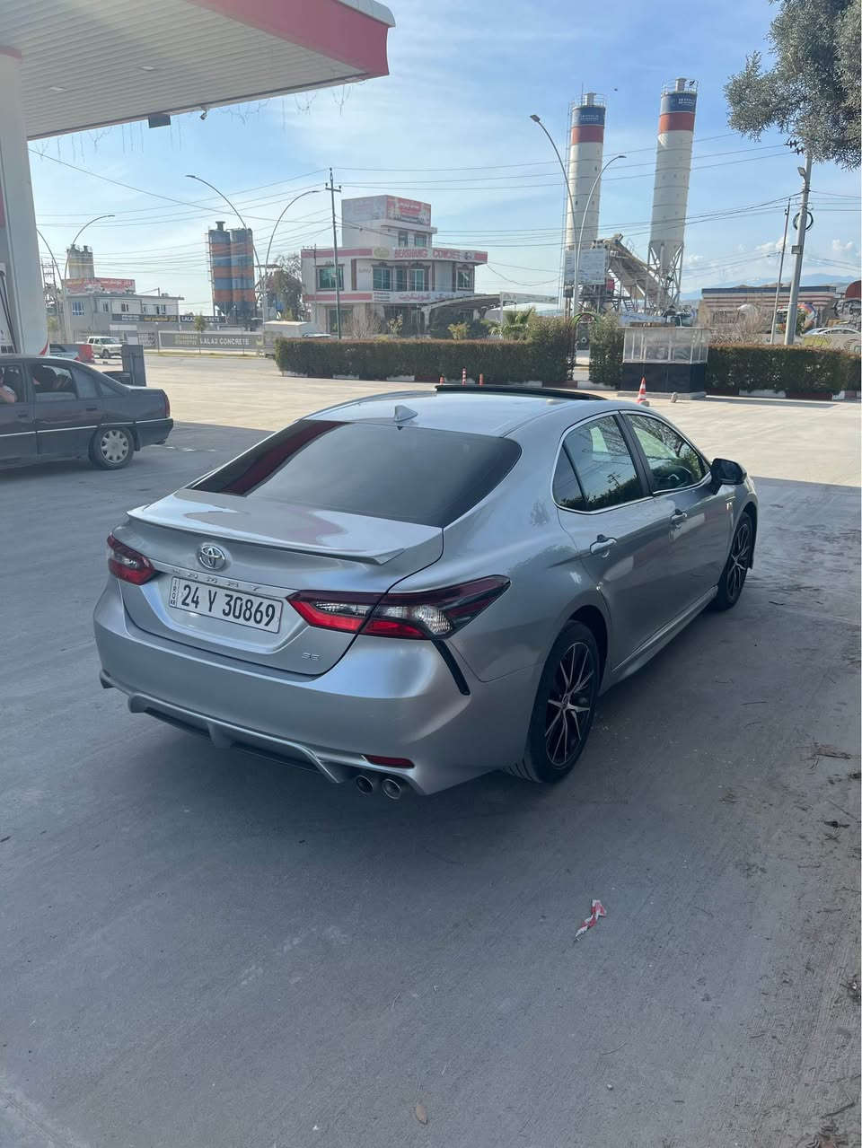 كامري 2023 رنك سلفر  موصفات SE بلاص فول موصفات 1/1 سلايت بصمه و 3 قتعه و بجك تكمه سبخ داخلي بجك يا كرتي شاصي نفري كير و مكينه شرت رقم و سنوي جديد سعر 175$ مجال 
واتساب *********** زاخو, دهوك
