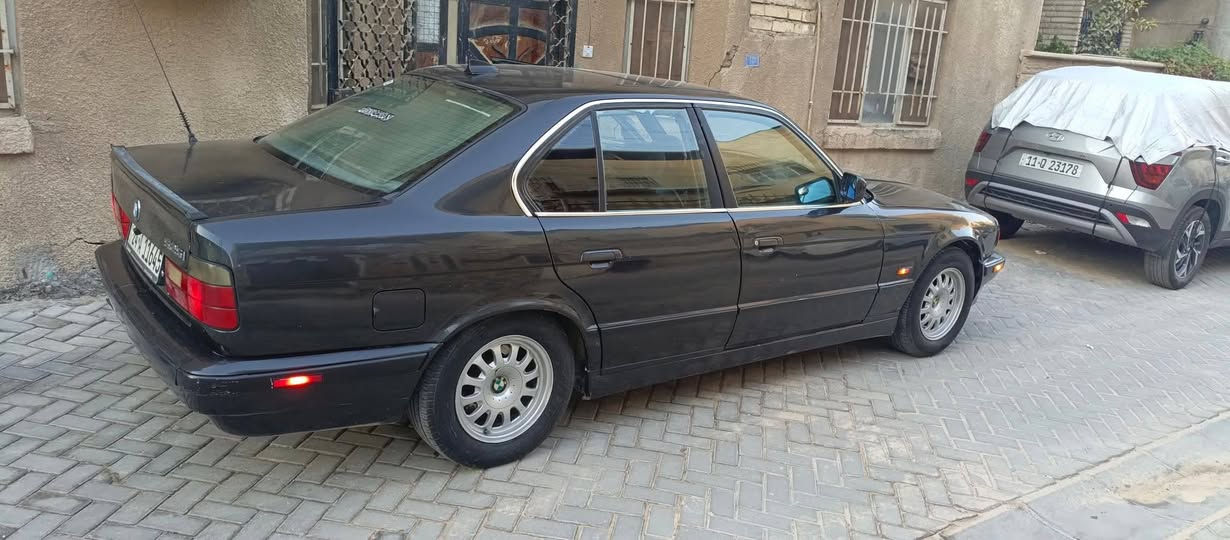 السلام عليكم 
BMW للبيع 
موديل 1992 525 أصل مكينة مسكر عدله كير أوتوماتيك رقم دهوك  هزه وسنويه جديده تبريد شغال داخل جلد برده خلفيه فتحة سقف شغاله 
السعر 58 وبيها مجال للتواصل خاص ماسنجر


**إذا كنت صاحب هذا الإعلان وتريد حذفه لأي سبب، رجاءا أرسل رسالة إلى الدعم الفني**