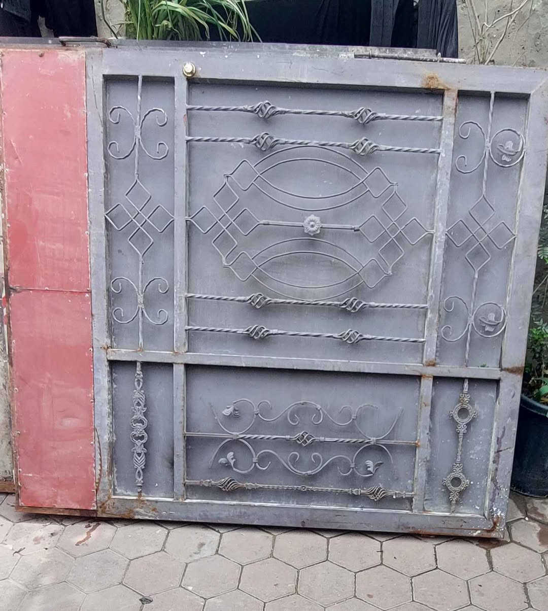 باب نضيف
طول 190
عرض195
تكمه قوي الحديد القديم 
عنواني بغداد مدينة الصدر قطاع 8
*********** بغداد, العراق
