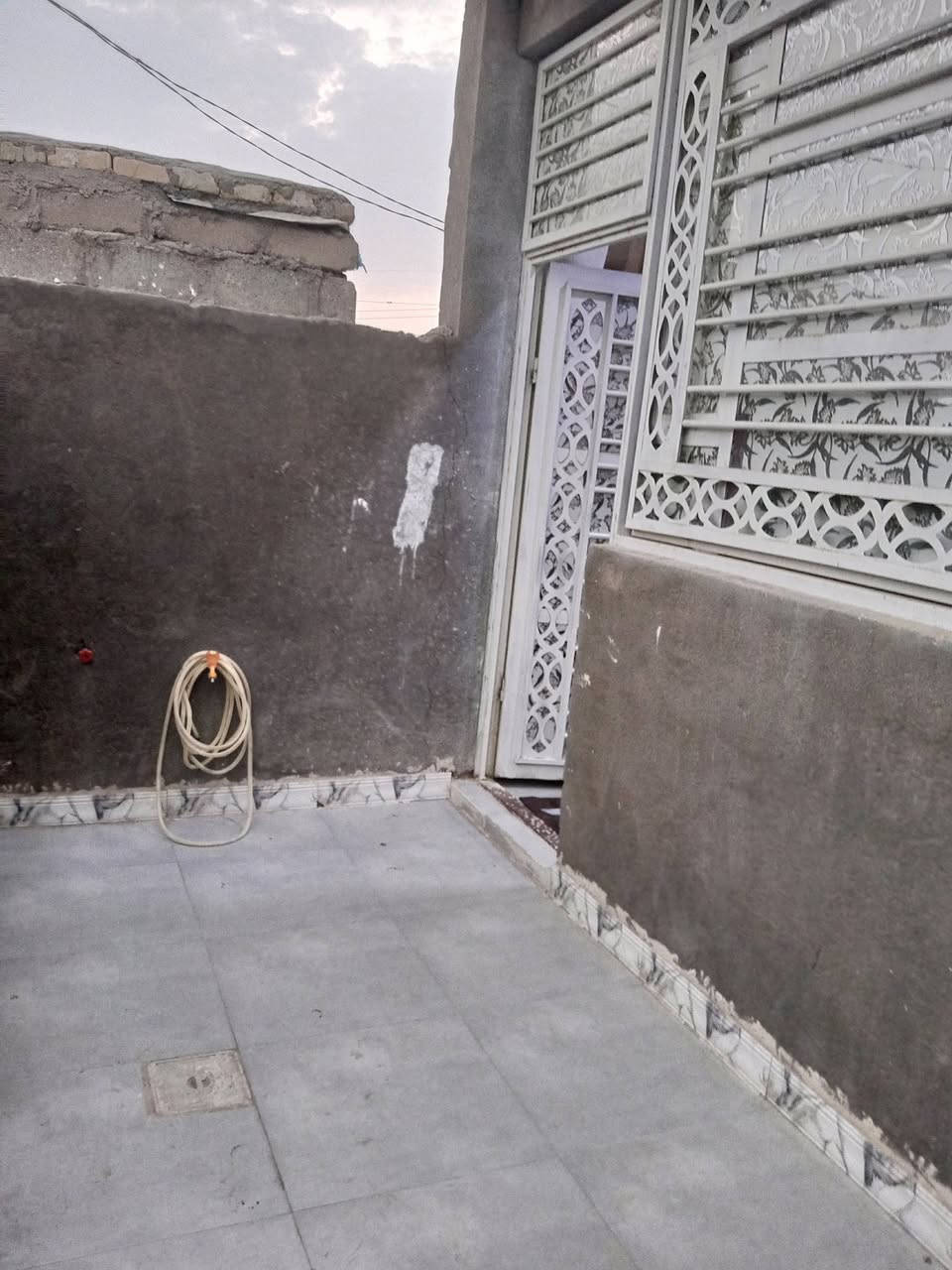 دار للبيع 
منطقه الصخيين على الحولي السايدين يبعد ٨٠م عن الحولي قرب مدرسه اليسر للبنات
مساحه ٢٠٠م
بناء طابوك السقف كونكريت 
يحتوي على غرفتين وصاله ومطبخ واستقبال صحيات داخليه وخارجية 
للاستفسار الاتصال على الرقم ***********بي واتساب
