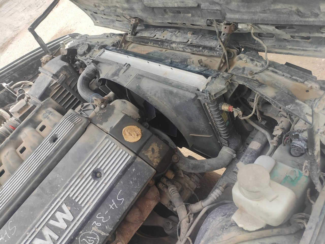 بسم الله الرحمن الرحيم
السلام عليكم
سياره BMW 525i 1991 
سنويه بإسمي تنتهي ٢٠٢٨/٠٣ مكفوله من الكصه
سياره مكينه جديده  M20 يابانية مسكر فانوس
لا تبخير ولا تنقيص وناعمه مثل الورد
عدادات كلهن شغاله رون سرعه بانزين حراره شكد ماشيه كلهن شغالات
بيها تأسيس جديد مال ايرباكت (نقصه ايرباكات وعجينه)
بيها تأسيس مال كروس كونترول مثبت سرعه (نقصها ماطور ويده) 
جامات الصدر شغاله سنتر لوك شغال
جامه وحده وره  ما تشتغل نقصها (لو واير لو ماطور) 
ستيريو شغال + بلوتوث 
الدكم مال كلوبات جوزات M power
سياره نصبتها حلوه
منضومه التبريد (كلتلج بلادي بعز الصيف السياره حماوتها نص) 
عليها تخم وياله فافون حجم 15 بلادي (شمسي)
منضومه زينون بيه عالي (ابيض) وناصي شمسي (اصفر) 
مقاعدها قماش جكمجة موجوده قبضه كير وصاجه الماني
تبريد شغال والمجموعه مال بواوبات شغاله نقصه (قايش وغاز) 
ما بيها خياس من جوه 

بيها نقوصات بسيطه تتلكط وتطلع جديده 
(براكيت دعاميه خلفي) (حداديه صدر اماميه فقط) 

حبيبي عندك استفسار راسلني خاص
لا تكسر بحلال العالم والله يوفقكم
هذا رقمي : ***********
