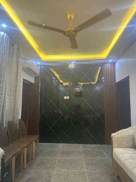 بيت للبيع ١٦٠ متر واجهه ٨ ونزال ٢٠ ثلاث طوابق 
(طابق ارضي ) بصف الركن قريب على منتزه 
كراج وحديقه مدخلين صاله ومطبخ وحمام وحولي وغرفه 
(طابق الثاني) 
غرفتين وحمام وحولي 
(طابق الثالث) معزول ودرج خارجي 
صاله ومطبخ وحمام وحولي صغير وغرفتين وسطح 
الموقع الغزالية شارع المشجر مربع المسيح 
للاستفسار مكتب المشجر للعقار بداية شارع المشجر مقابيل محطة
***********
***********
***********
