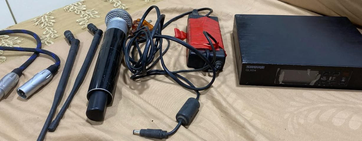 للبيع مجموعة أجهزة صوت بمواصفات عالية، نظيفة جداً وشغالة 100%، مناسبة للمساجد، القاعات، أو المؤتمرات.

نظام لاسلكي رقمي Shure QLXD4
• الحالة: مستعمل نظيف (شغالة تمام).
• الملحقات: الرسيفر الرقمي + المايك اليدوي الأصلي + الهوائيات (Antennas) + المحولة الأصلية.
• المميزات: صوت نقي جداً، مدى بعيد، وتشفير رقمي يمنع التداخل.
• التردد: (موضح بالصور لضمان التوافق).

مايكات اجتماعات/منبر Shure SH-802 (عدد 2)
• الحالة: جديدة بالكرتون (فتح للصور فقط).
• المميزات: تصميم انسيابي، حساسية عالية للصوت، مثالية للمنابر أو طاولات الاجتماعات.
• الملحقات: القاعدة، المايك، والأسلاك كاملة.
للتواصل واتس اب ***********
