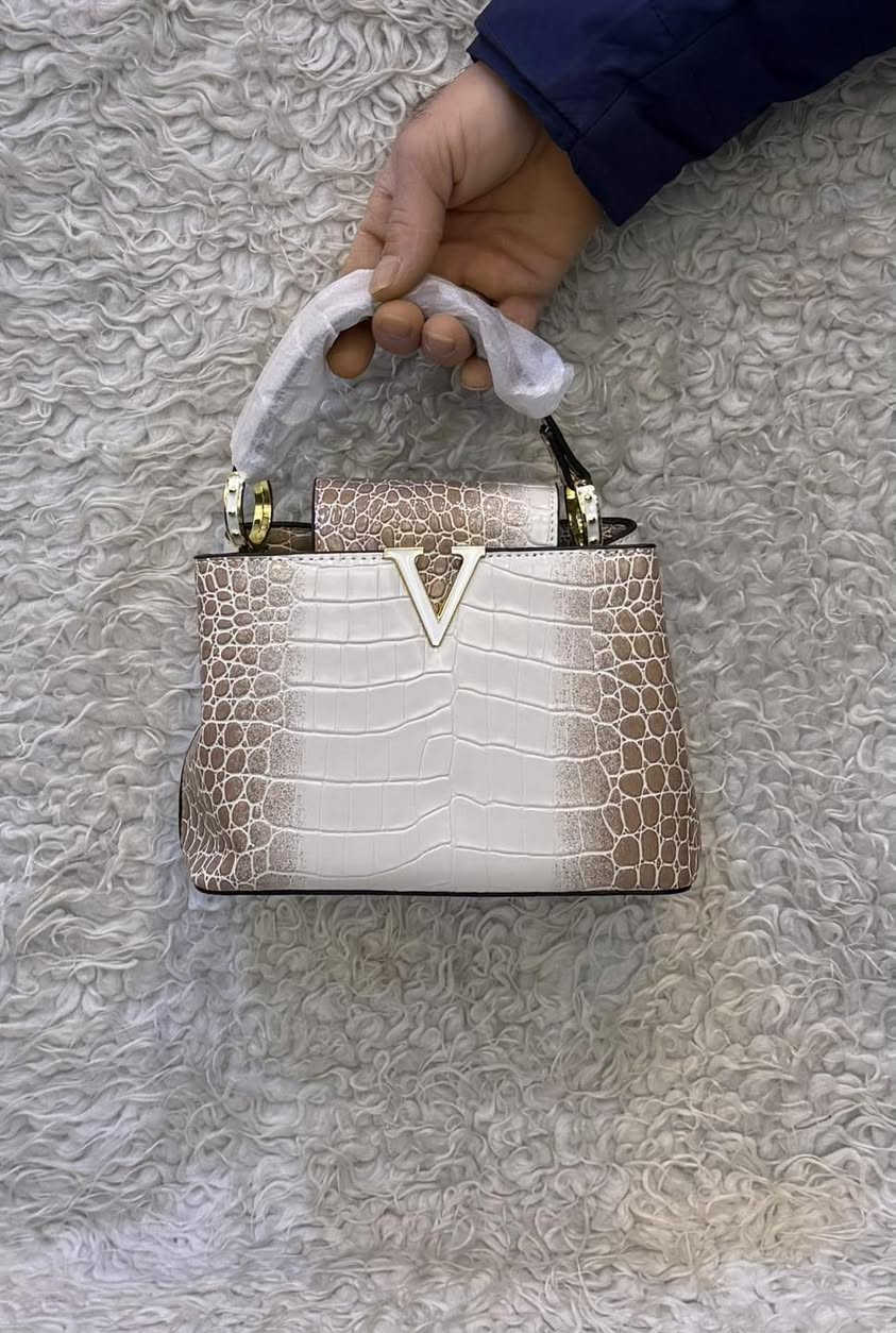سلاو 😍👋 مرحبا 👋🧡 ANA SHOES 
جبنالكم حقايب نسايً ماركه  موجود 5الوان
العنوان كركوك قادسيه الثانيه بدايه سايدين ابو
 خطاب  توصيل جميع محافظات
الاتصال على هذا الرق***********
