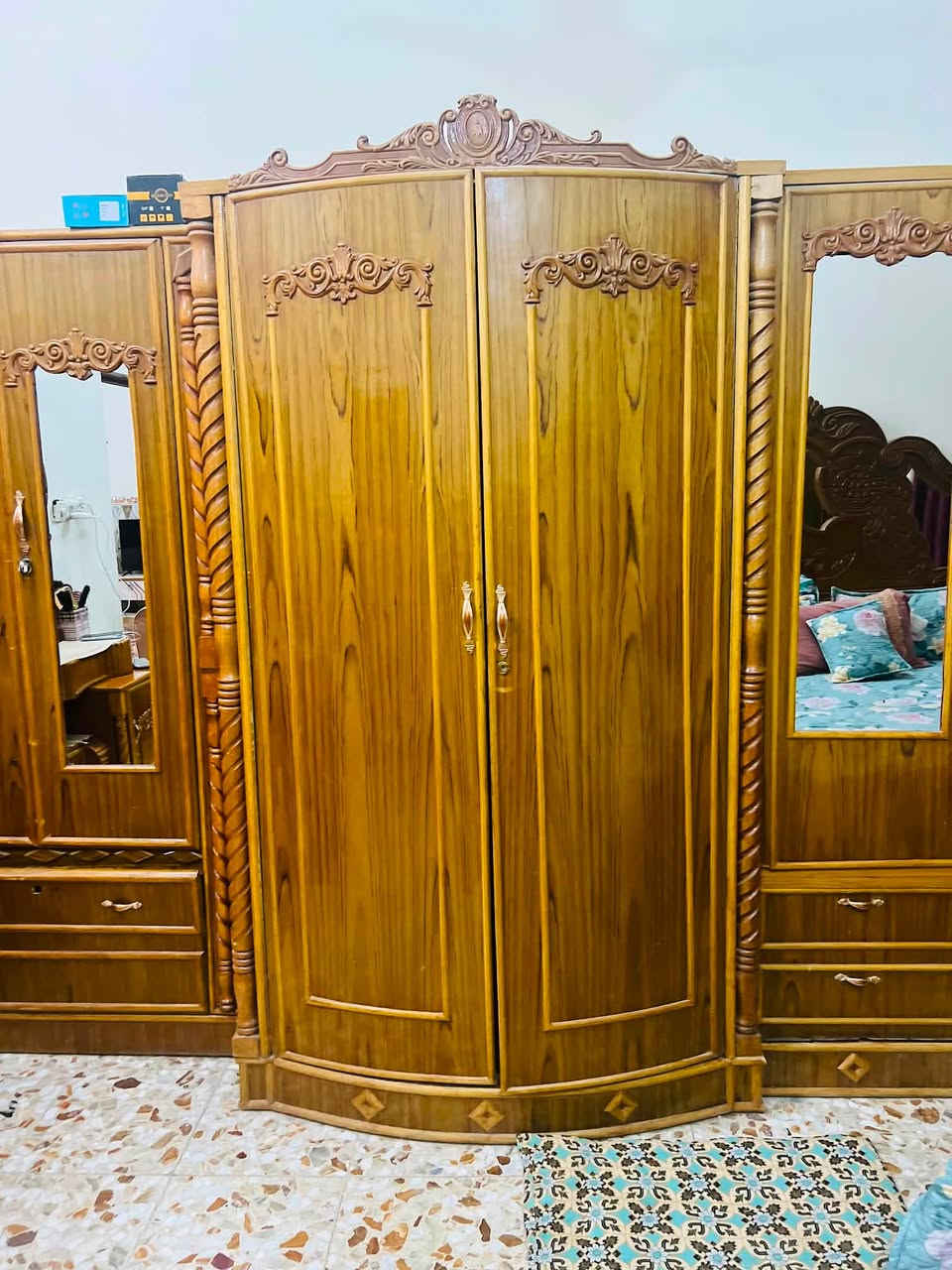غرفة نوم للبيع
تسكام عراقي بعدها جديده مابيهه اي ضرر

بيع مستعجل سعر مليون و٧٠٠ وبيهه مجال 
عنواني الحمزه الغربي 
متواجدين فقط واتساب ***********
