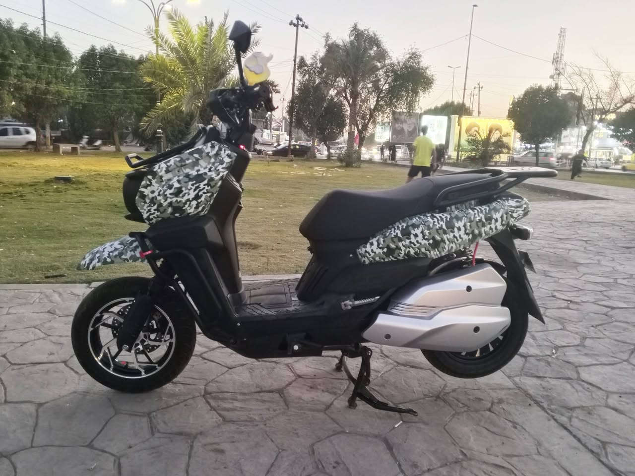 السلام عليكم دراجه شحن للبيع نوع اباتشي جبلي همر موديل 26 فول مواصفات شاشه ايباد لايت عالي ناصي دبل اشاره رباعي
بركات هيدروليك دبلات امامي خلفي تايرات جوبلس
جبلي 6 باتري كبير 82فولت ملف 3500 واط 
تحمل وزن ثقيل ما يقارب 200 كيلو جنطه كبيره 
بك لايت درع امامي استاند جانبي وتعليك استاند 
موبايل مدخل ويسبي جوزه اطفي اتشخل سيبايه 
خلفيه نضام الرجوع الى الخلف ويضاً نضام باركنك 
نضام تثبيت سرعه صارلها شهر تقريباً سرعتها 95 
حقيقي 75 تمشي من 60 إلى 70 كيلو متر حقيقي
اي نقص ما بيها فقط مرايه اليمنه طاكه سعرها 3 الاف
السعر 890 المكان بغداد شهداء البياع الرقم الاتصال 
*********** يوجد واتساب.
