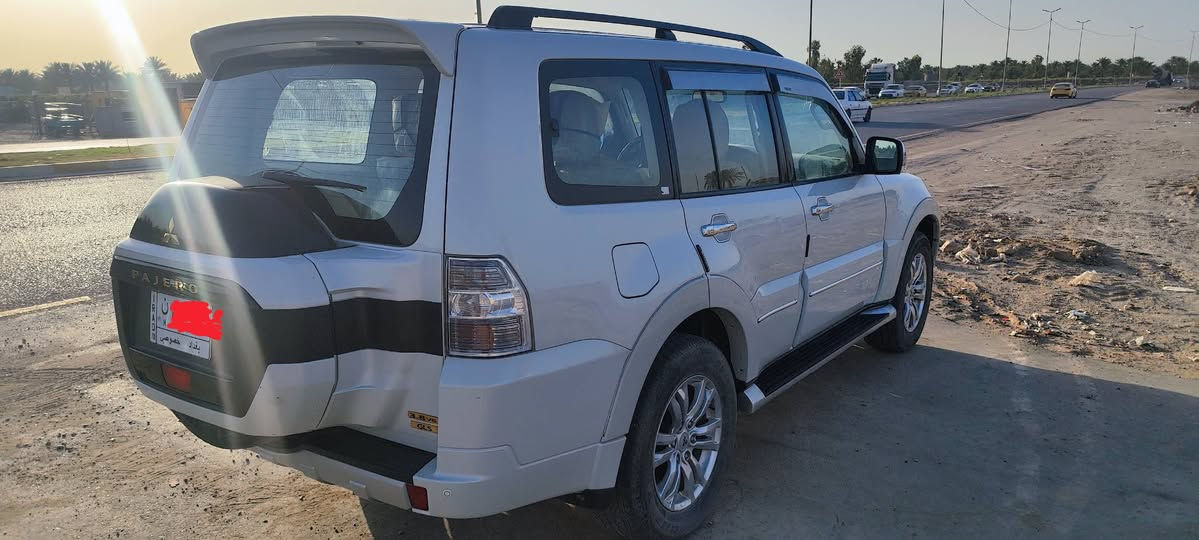 باجيرو ٢٠٢٠ حبتور گولد باسمي رقم بغداد  مفوله من كلشي ما عدا الفتحه . تبريد ثلج ، ثلاجه ، رادارات ، كاميره دوارة ، كشنات جلد ، دمام ، قيادة آليه ، وغيرها من مواصفات الباجيرو المعروفه . محرك الحجم الكبير ٣٨٠٠ السيارة مكفوله من كلشي وجميع ارباكاتها سليمه باستثناء الباب العبري مبدل بلادي فقط  نفس اللون بسبب حادث دحجه ستوته السيارة مكفوله كير ومحرك علما أن السيارة ماشية ٣٩ الف كيلو فقط 
السعر ( ٢٥٠ ) وبيهه مجال للشراي ( *********** )
