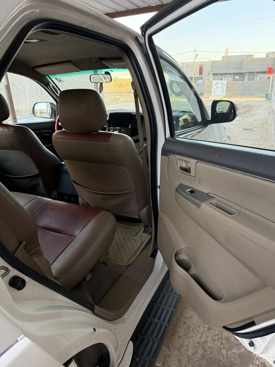 السلام عليكم عندي تيوتا فورجنال 2013  مكفوله كفاله عامه ماعدى الدعاميه تبديل و صبغ و الخلفيه نصه صبغ اثر شخوط  فقط السونار و فيديو لدواخل موجود ولباقي كفاله السياره محرك وكير مكفولات حجم المحرك 2700 كشنات جلد 7راكب 3قطع تبريد كير اوتوماتيك جام كهرباء شغال كامره خلفيه  شاشه مري شفط منظومة زنون  وحساس وبعد بيها هواي مواصفات مذاكرهن السياره حداديه وباتري وتخم وكهربايات كلها كفاله السياره ممتعوبه مال بيت السياره رقم بغداد الدولي وبأسمي شرط التحويل السعر ب ١٨٠  اتصل  وتدلل للاستفسارا على هذا الرقم ***********ملاحظة مكان السياره
