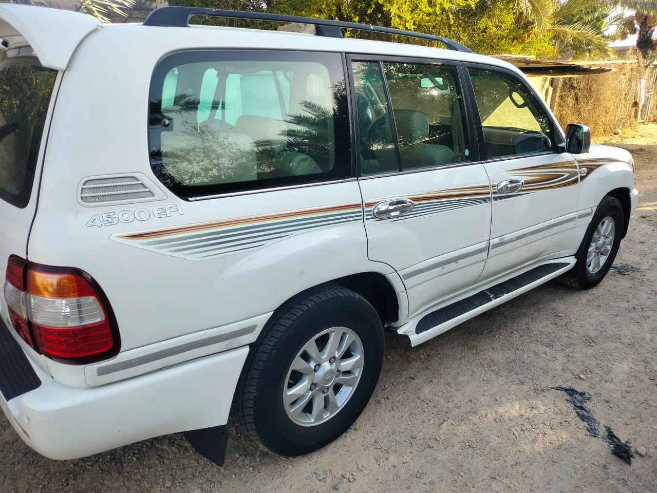 لاندكروزر موديل 2000 رقم واسط تحويل مباشر موجوده بواسط شاشه كهربائيات حداديه  كله جديد ما نقصهه شي مصبوغة حزام اثر جراد فول اوتوماتيك ثلاجه صغيره السعر 150 وبيه مجال 
***********
