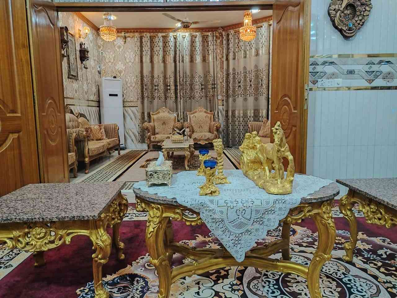 السلام عليكم دار للبيع في بغداد حي آور قرب مؤسسة المصطفى و خلف محطة المرتضى خلف الشارع التجاري مباشرتاً المساحة 150 متر طابقين الواجها 10 و النزال 15 يتكون الدار من 4 غرف نوم الطابق الأول يتكون من استقبال و مطبخ و صالة كبيرة و غرفة نوم و و صحيات الطابق الثاني يتكون من 3 غرف نوم معى صالة كبيرة صحيات للإستفسار أكثر اتصلو على الرقم ***********.
