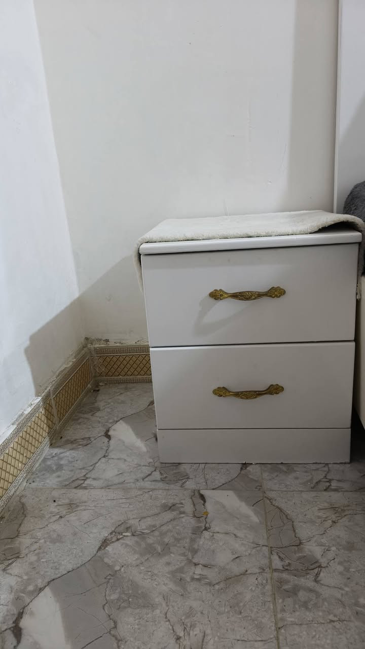 سلام عليكم غرفه شبابيه للبيع  خشب كويتيه مستعمله أخت الجديديه جرابي 2الكنتور ٦بيبان قفالات كله شغاله التختات تفصال السعر ٦٠٠بيها مجال قليل اتصل *********** إخوان ما ارد علا الفيس وات ساب موجود

