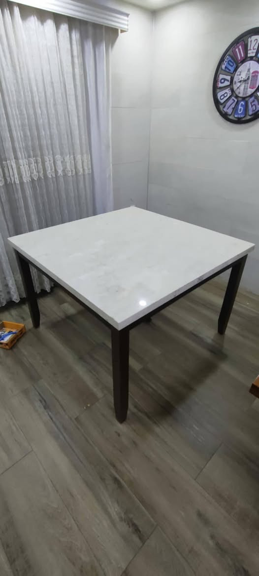 ميز طعام 8 نفرات 
السطح رخام مستخدم نظيف


**إذا كنت صاحب هذا الإعلان وتريد حذفه لأي سبب، رجاءا أرسل رسالة إلى الدعم الفني**
