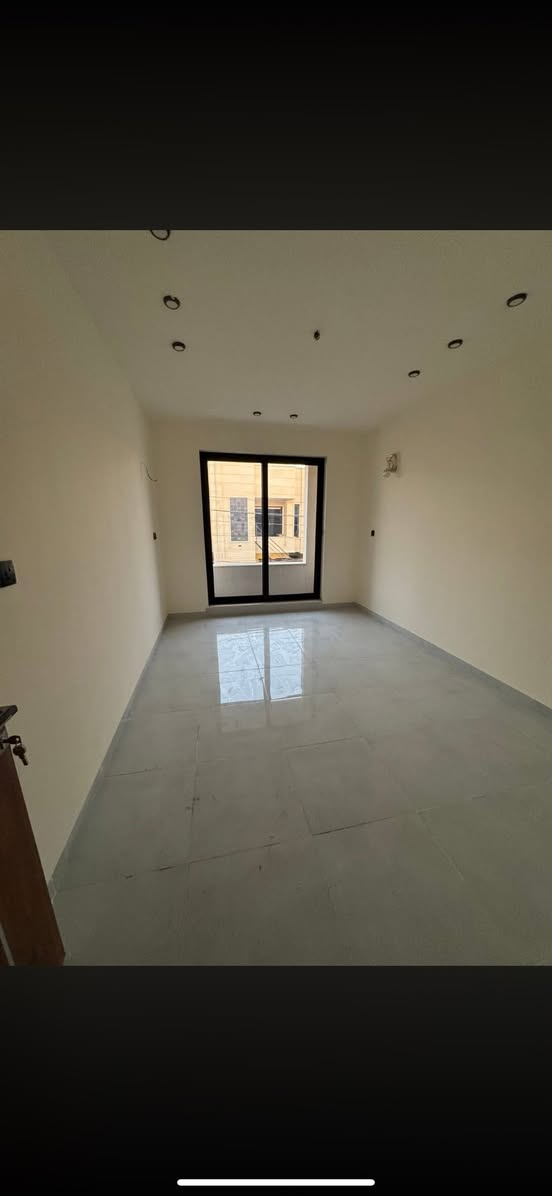 سلام عليكم
⸻

للبيع – بيت في منطقة السيــديه

📏 المساحة: 80 متر

🏠 الواجهة: 4 متر

🔨 البناء: زيرو – بناء 2025

المحتويات:

 • 4 غرف نوم

 • صالة

 • مطبخ

 • 2 خدمات (حمّامين)

📞 للاستفسار: *********** انس
