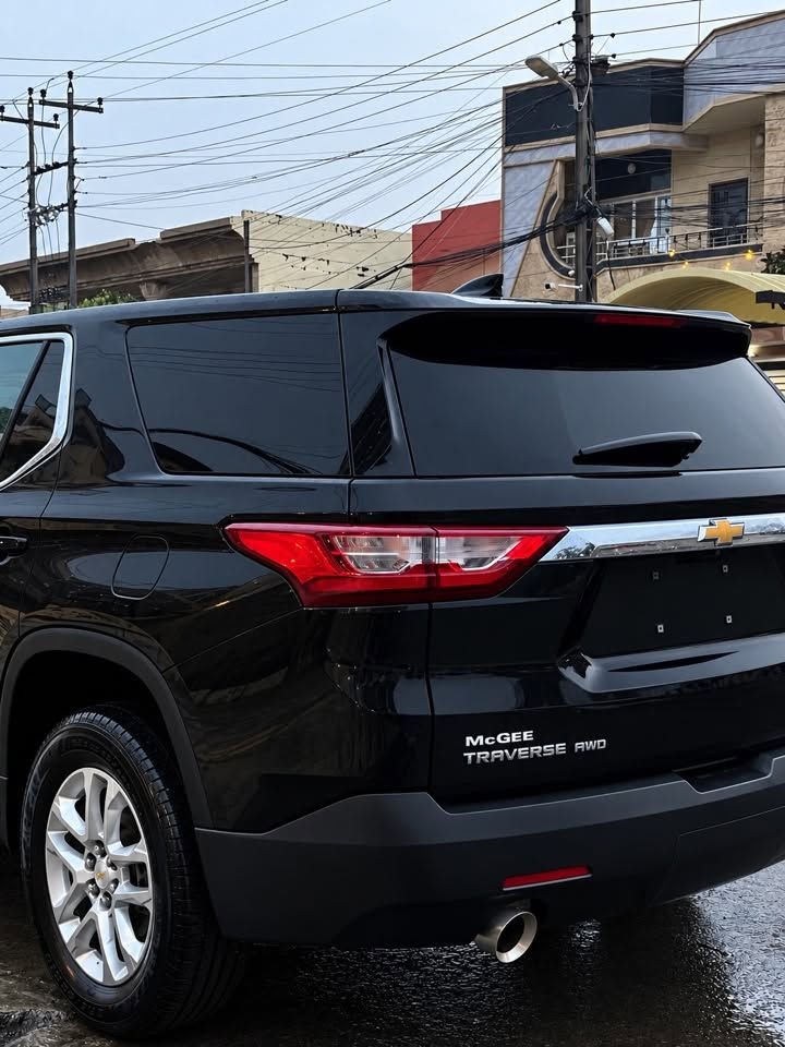 بسم الله الرحمن الرحيم
Chevrolet Traverse LS AWD 2021

او كما يسموها فحل التاهو

سيارة عائلية بحالة ممتازة، مريحة للسفر والاستخدام اليومي، تجمع بين المساحة والقوة والاعتمادية.

📋 المواصفات:

* الماركة: Chevrolet
* الموديل: Traverse LS
* سنة الصنع:2021
* المحرك: V6 سعة 3.6 لتر
* ناقل الحركة: أوتوماتيك 9 سرعات
* نظام الدفع: رباعي AWD
* عدد المقاعد: 7–8 مقاعد (حسب التجهيز)
* رقم اربيل
* ماشية ( 58 الف )بحالة الوكالة
* بيها جاملغ السايق صبغ فقط
* ايرباك ب حالة الوكالة

✅ أبرز المميزات:

* شاشة لمس مع Apple CarPlay و Android Auto
* كاميرا خلفية
* حساسات خلفية
* تشغيل بالبصمة (Keyless Start)
* دخول ذكي
* مكيف أمامي وخلفي مستقل
* 3 قطع تبريد
* 9 سماعات
* مثبت سرعة
* مقاعد واسعة ومريحة
* جنوط ألمنيوم
* أنوار LED نهارية
* ستائر هوائية وأنظمة أمان متعددة (ABS - ESP - Airbags)
* كشافات ليلية 
* لايت زينون
* بكرة مستقلة لتحديد نظام القيادة AWD
* رقم الشاصي : 1GNEVFKW1MJ151903

📌 ملاحظة: السيارة ب اسمي رقم و سنوية جديد
رقم اربيل الجديد
📌ملاحظة : واصلة من امريكي ماشية (34 الف) يعني ما ماشية بالعراق هواي

📌 السيارة مناسبة للعائلة والسفر، وتتميز بمساحة داخلية كبيرة وصرفية وقود جيدة مقارنة بحجمها.

📞 للاستفسار والمعاينة يرجى التواصل على الخاص أو الاتصال على الرقم
***********
