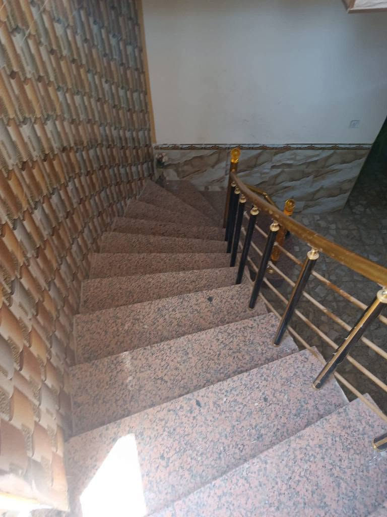 بيت 209متر ركن على شارعين طابو زراعي سند ٢٥ يحتوي الدار على 
أستقبال مساحة ٦×٥
صاله مساحة ٧×٥
غرفة نوم مساحة ٦×٥
غرفة نوم مساحة ٤×٥ 
مطبخ مساحة ٤×٦ حار + بارد
مجمع صحي مساحة ٣×٤
كليدور + مجمع صحي تابع للاستقبال 
درج داير نوع التشطيب كرانيت +أساس وسقف صب c35كونكريت مسلح البناء طابوق جمهوري تأسيس الكهرباء والماء من شركة معروفه السقوف من نوع 3D مساطر يحتوي على بيتونه ومخازن مزدوجه فوق ابواب الغرف من نوع صاج
العنوان :ابو صخير _حي المطاط_ نهاية شارع الاطفاء
السعر 105مليون وبي مجال للشراي تجي وتشوف وتحكم بعينك 
 وباقي التفاصيل الاتصال على الارقام التالية
***********
***********
