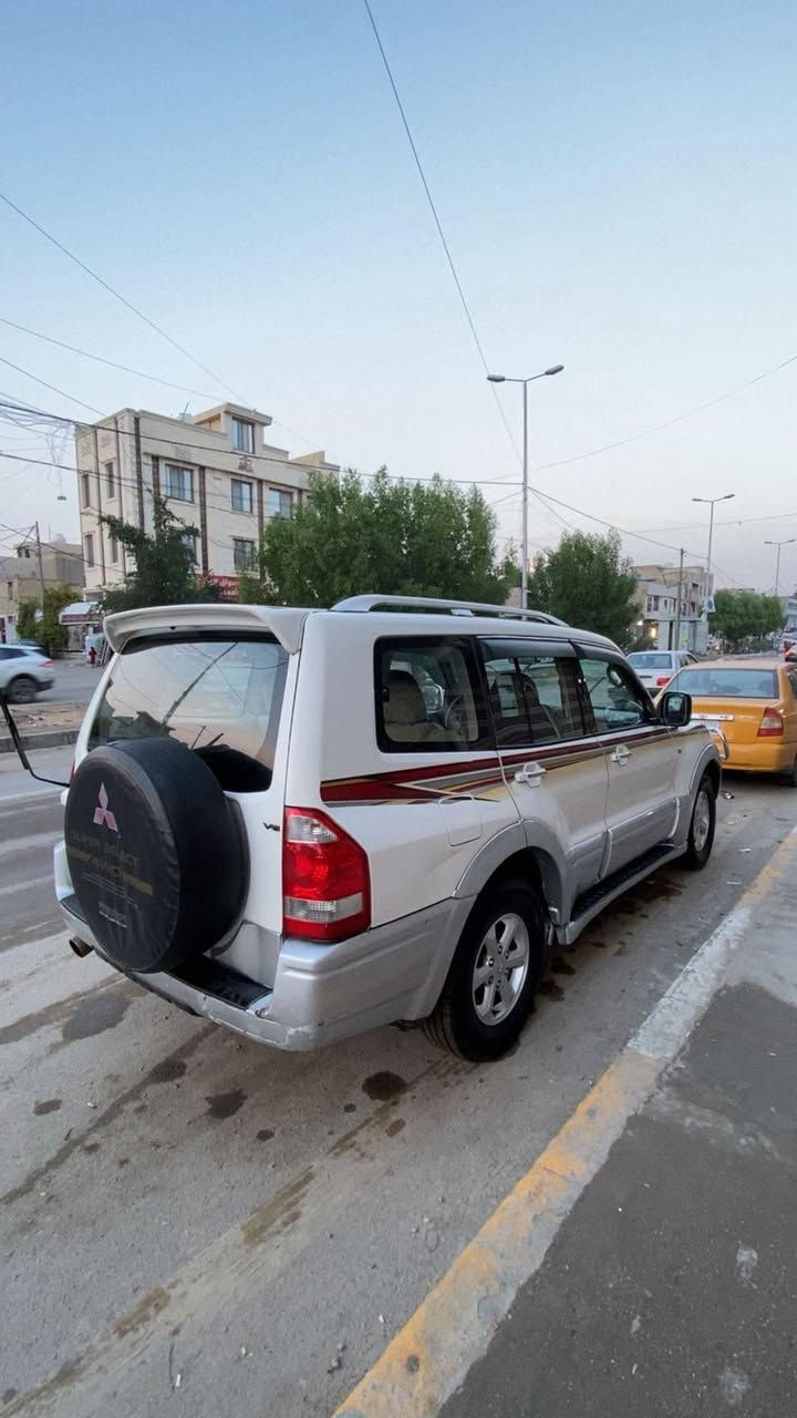 السلام عليكم 
باجيرو 2006 خليجي بدون صبغ مكفوله محرك وكير وتبريد كله جاهز محرك 3000 وداخلها نضيف جدا مكان السياره بغداد الحريه السعر 105 وبيها مجال 
الاتصال *********** بغداد, العراق
