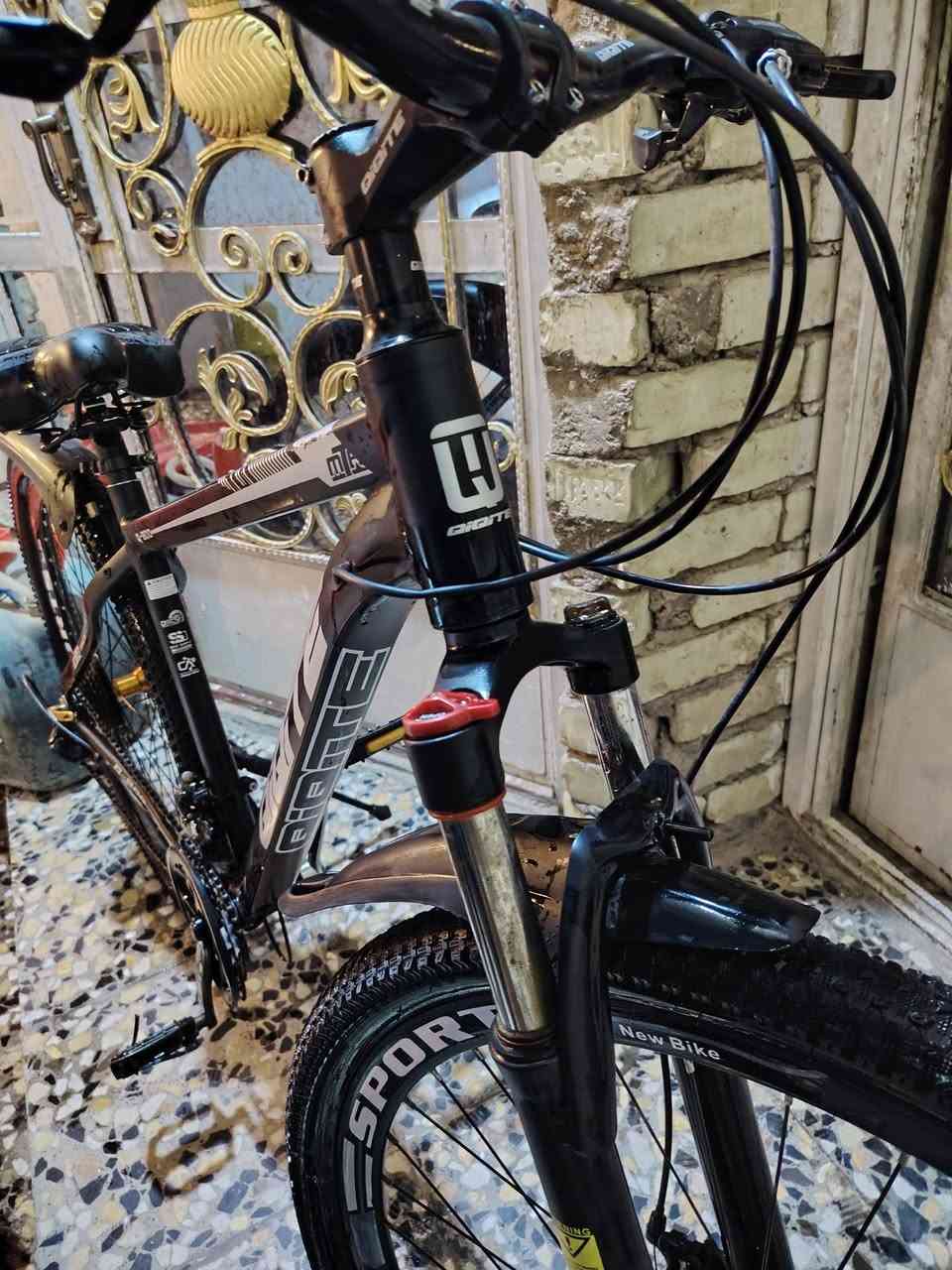 للبيع دراجة كي كيت  أصلية
اللون: أسود
الحجم: 29
الحالة: مستعملة استخدام قليل جدًا – نظيفة جدًا وشبه جديدة

مديل 2026

المواصفات الكاملة:

- هيكل ألمنيوم خفيف وقوي مقاوم للصدأ والخدوش
- تصميم رياضي احترافي من ماركة كي كيت العالمية
- عجلات مقاس 29 إنش تعطي سرعة أعلى وثبات ممتاز
- إطارات عريضة مناسبة للطرق الترابية والإسفلت
- مساعد أمامي قوي يمتص الصدمات ويوفر راحة أثناء القيادة
- نظام سرعات 3×8 شيمانو ياباني أصلي
- تبديل سرعات سريع وسلس بدون تقطيع
- فرامل قرصية قوية لأمان وتحكم أعلى
- جنوط رياضية عريضة وثابتة
- مقعد مريح  طبي أصلي مناسب للمشاوير الطويلة
- مقعد إضافي وكاله كي كيت اصلي 
- مقود مريح وتحكم سهل أثناء القيادة
- دواسات قوية وثابتة
- ستاند جانبي متين
- وزن خفيف وسرعة عالية على الطريق
- مناسبة للمدينة، الرياضة، الرحلات، والطرق الوعرة
- استخدام خفيف جدًا وحالة ممتازة
- بدون أعطال أو أصوات
- جاهزة للاستخدام مباشرة بدون أي تصليح

السعر: 200 ألف وبي مجال 
الموقع: بغداد حي اور 
للتواصل:***********

