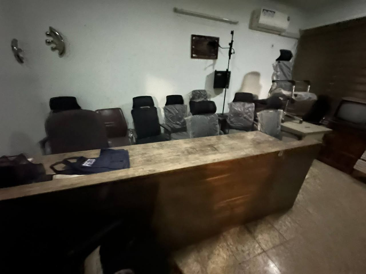 ابيع شلعة ما بيع قطع 
السعر ٥ مليون وبيهن مجال تعال شوفهن و بخدمتك 
أمانة الله غراض نضيفات وجدد
5 ميز
مع كراسيهن
مكتب مع كرسي
طخم جلد
كراسي اسود غير مستعمل  13
كراسي متفرقة يمكن 10
ميز طعام عمل. 1
ثلاجة عدد 2 واحد كبير واحد صغير
سبالت العدد 2 طن 2 انفيرتر
ميز حاسبات عمل واحد


**إذا كنت صاحب هذا الإعلان وتريد حذفه لأي سبب، رجاءا أرسل رسالة إلى الدعم الفني**