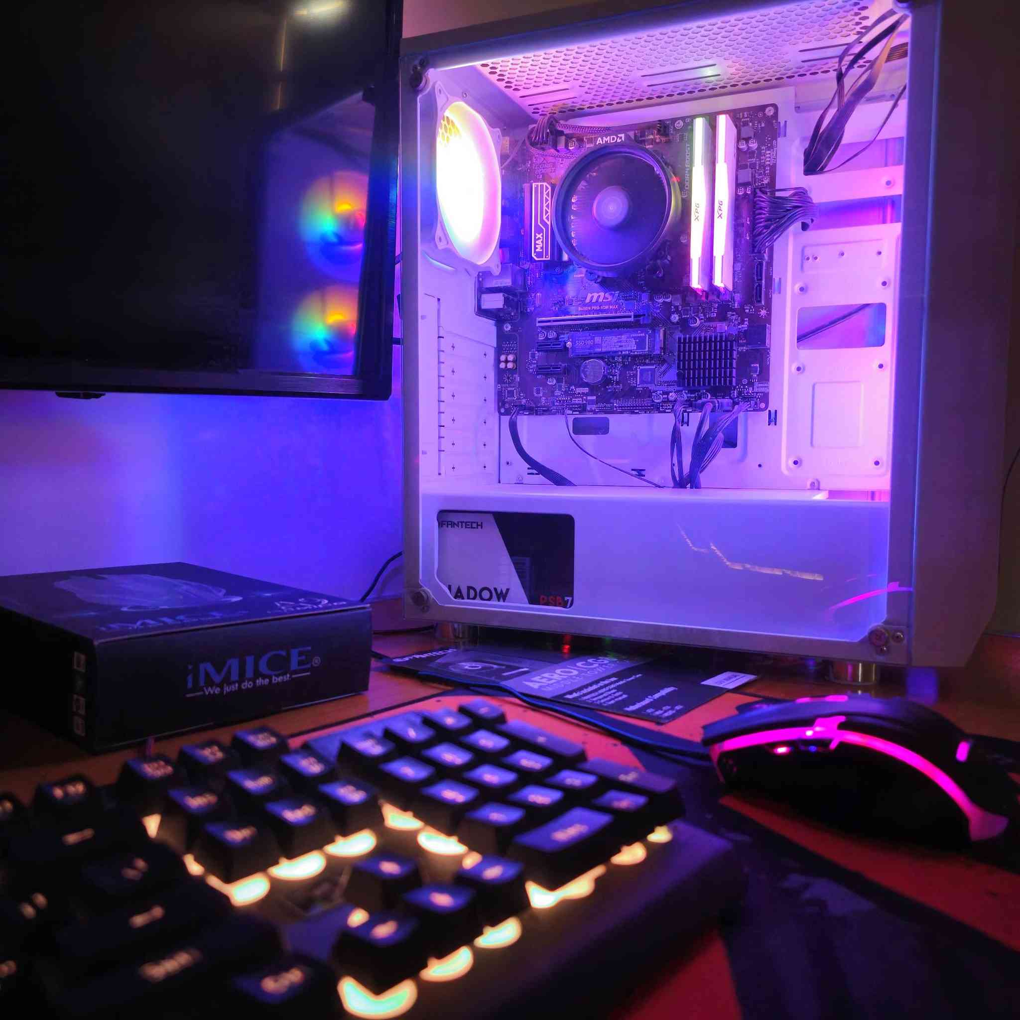 حاسبة مع شاشة للبيع
🔥 للبيع PC Gaming كامل مع جميع الملحقات 🔥

جهاز مرتب ونظيف جدًا، جاهز للاستخدام مباشرة،
مناسب للألعاب، الدراسة، التصميم، الاستخدام اليومي، والشغل المتواصل.
كل القطع مستخدمة بحالة ممتازة وتم الاهتمام بها بشكل مستمر.

🖥️ المواصفات:

• المعالج:
AMD Ryzen 5 PRO 3350G
بتردد 3.60GHz مع كرت شاشة مدمج Radeon Vega 11 Graphics

• المذربورد:
MSI B450M PRO-VDH MAX

• الرام:
XPG RGB White DDR4
16GB (8GB + 8GB)

• التخزين:
Samsung SSD 980 NVMe M.2
بسرعة تصل إلى 3500MB/s ⚡

• الكيس:
Fantech White Case
مع 4 مراوح RGB

• الباور سبلاي:
Fantech Shadow 750M
بقوة 750W

⌨️ الملحقات:

• كيبورد Redragon RGB Full Size
موديل K506

• ماوس RGB من A9 Gaming
مع أزرار جانبية

• سماعة GX Gaming
لون أسود وأحمر

• شاشة JVC
Full HD - 60Hz
مع ستاند ذراع متحرك

• قطعة Bluetooth

• Mouse Pad كبير

• كيبل HDMI

💿 النظام:
Windows 11 Pro مثبت وجاهز

📦 المتوفر مع الجهاز:
علب القطع الأصلية التالية:
• الكيبورد
• الماوس
• السماعة
• Samsung SSD
• الباور سبلاي
• المذربورد
 *   كل القطع تستلمها مغلفة و محفوظة 📦

$ السعر مع كل الملحقات عدا الشاشة: [570 ألف]‼️
$ السعر مع كل الملحقات + الشاشة : [640 ألف]‼️

🎥 قبل الشراء:
أكدر أرسل فيديوهات فحص وتجربة لكل القطع للتأكد من سلامتها وعملها الكامل قبل الاستلام.

📍 الموقع: النجف الأشرف - شارع المطار
 🚫 لا يتوفر توصيل.

📞 للتواصل: (***********) 
مراسلة واتساب فقط(مو اتصال)‼️
