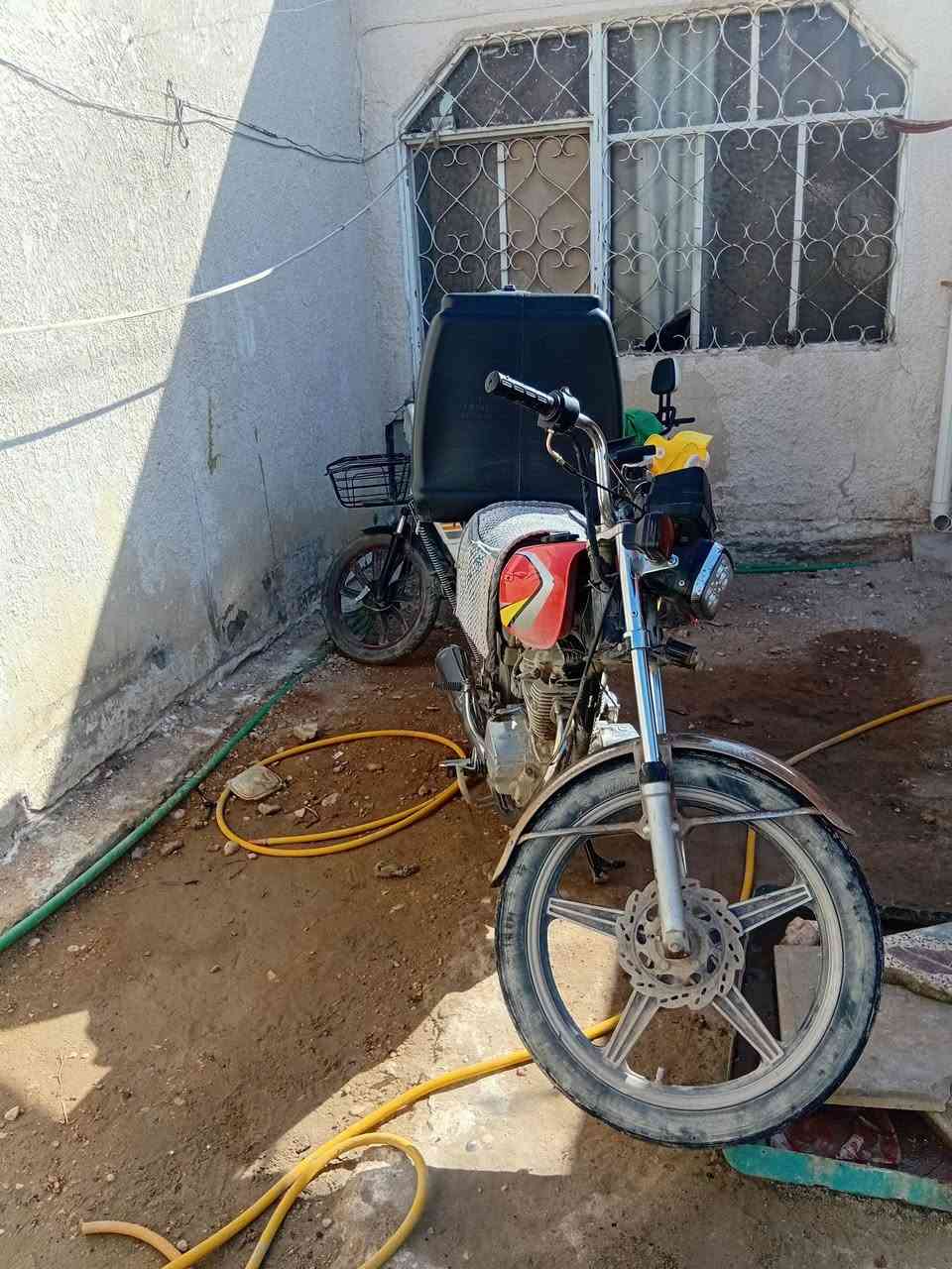 دراجه كلك كلك كلك كلك
نوعيه ٥ كير 

مديل ١٩

بيه خيط بخار بس اول متشغل 

لايت زنود شغال 

اشاير شغاله بس اكو رخاوه بل ضفيره

شوفت عينك دراجه 

ماعده صندوك

سعر.       275 وبيه مجال

عنوان نجف

رقم ***********
