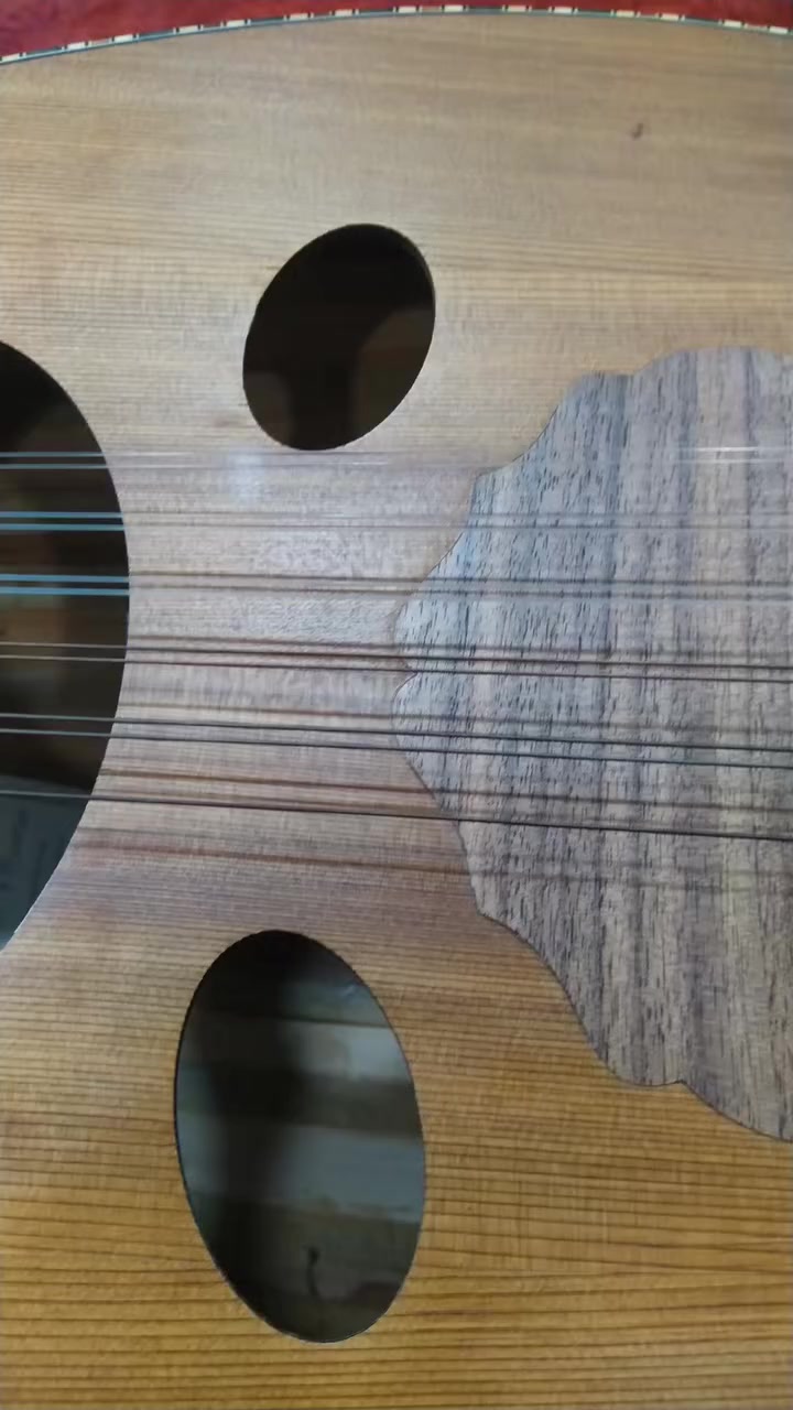 السلام عليكم شباب
عود زرياب سوري للبيع التفاصيل كاملة بالصور 
السعر 110 مع حقيبة هدية 
اخوان سعر الزرياب معروف 150بدون جنطة لان يرادله وكت عارضه للبيع مع العلم صوته جميل رخم 
بغداد العامرية ***********
