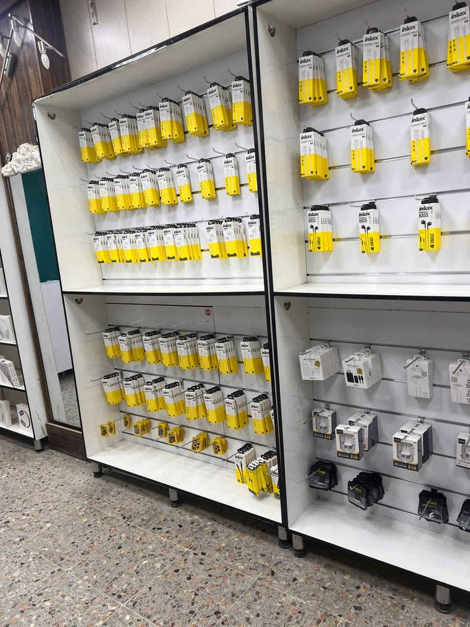 سلام عليكم محل كامل للبيع هوه ومكانه او بس الغراض كلشي با صوره للبيع بيعه وحده مكاني بغداد العبيدي شارع المحافظ + قمريه واعلان وبلازمه وجهاز رصيد  ولابتوب  وعده صيانه كامله   ***********
