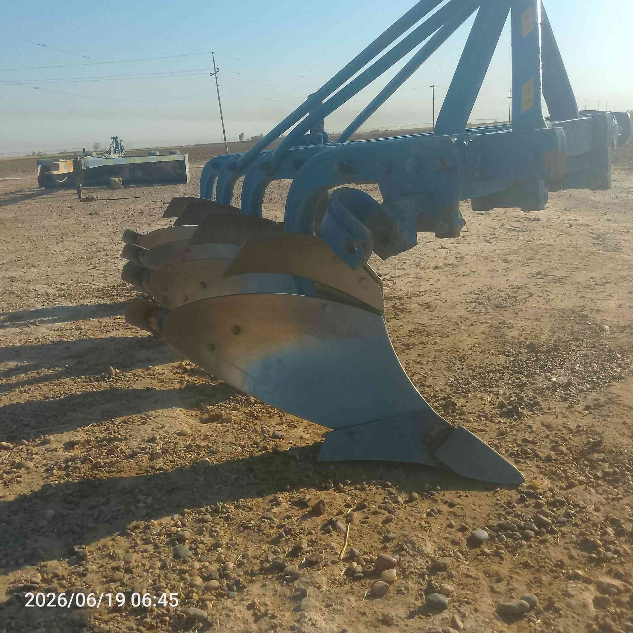 السلام عليكم يوجد فدان رباعي حجم 10 جديد 2024 تصال ***********
