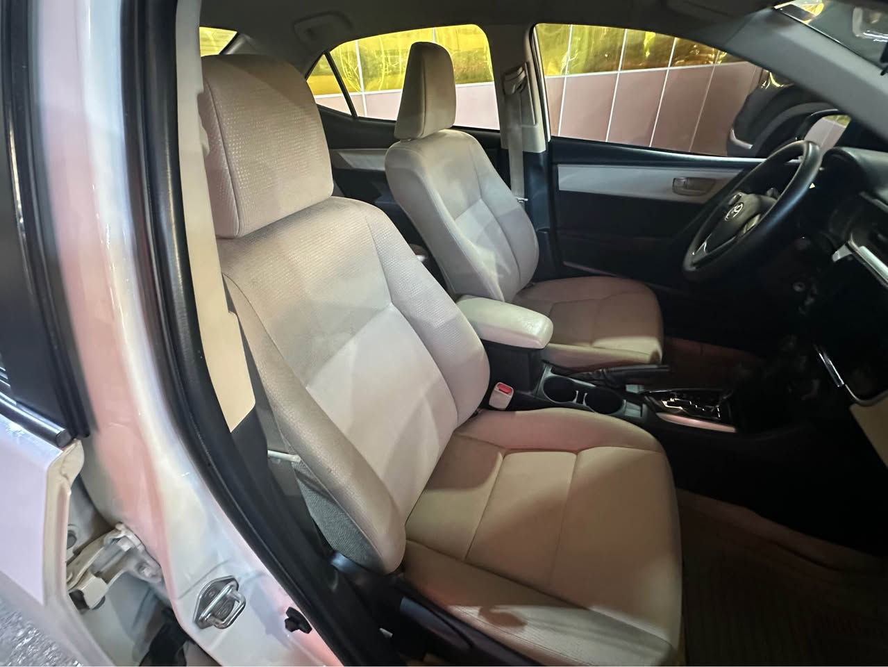 السلام عليكم
من رخصه الادمن
للبيع كورلا خليجي موديل 2015فئه XLiسيارة جديدة وجاهزة مال جناي رقم بغداد دولي باسمي لون ابيض مال شركه ماشيه 80حقيقي بيها صبغ دعاميات فقط
العنوان /بغداد غزاليه
السعر /142
وبيها مجال
*********** بغداد, العراق
