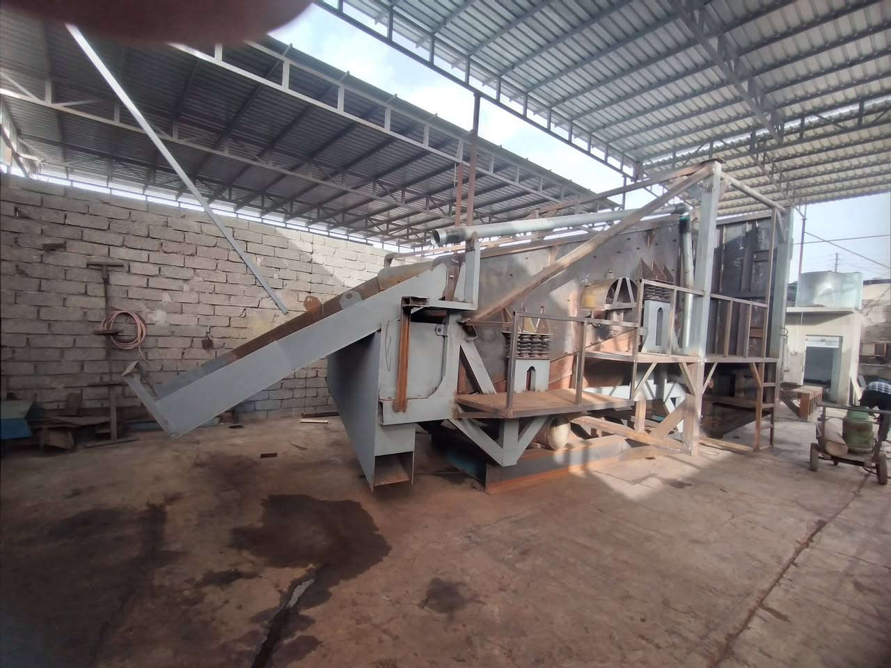 للبيع غساله حصى ورمل جديد غير مستعمل
الطول ٤٣٥سم العرض ١٢٢سم ثلاث خانات سؤيل 
بولبرين حجم ٢٢ بابين اعراض بليت ١٠ ملم ماطور الهزاز ٢٠ ح 
م/***********
م/***********
