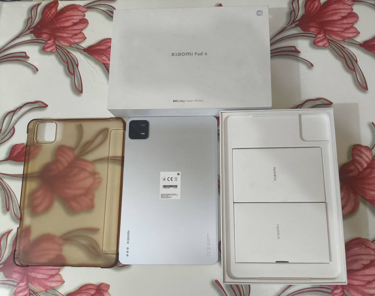 الشاشة: 11 بوصة، IPS LCD، دقة 2880 × 1800 (WQHD+)، معدل تحديث 144 هرتز، سطوع عالٍ ودعم Dolby Vision.
المعالج: Qualcomm Snapdragon 8+ Gen 1 (ثنائي النواة بـ 3.2 جيجاهرتز)، مما يجعله قوياً جداً في الألعاب والمهام المتعددة.
الذاكرة والتخزين: يتوفر بنسخ RAM تصل إلى 12 جيجابايت (LPDDR5) وذاكرة تخزين تصل إلى 256 جيجابايت (UFS 3.1).
الكاميرا: كاميرا خلفية رئيسية بدقة 50 ميجابكسل، وكاميرا أمامية بدقة 20 ميجابكسل ممتازة لمكالمات الفيديو.
البطارية والشحن: بطارية بسعة 8600 مللي أمبير، تدعم الشحن السريع بقوة 67 واط.
نظام الصوت: 4 مكبرات صوت ستيريو (Quad Speakers) لتجربة صوتية محيطية.
التصميم والاتصال: جسم معدني أنيق، يدعم الواي فاي (Wi-Fi 6)، والبلوتوث، و USB-C
 السعر 425وبي مجال الشراي يجي خاص


**إذا كنت صاحب هذا الإعلان وتريد حذفه لأي سبب، رجاءا أرسل رسالة إلى الدعم الفني**