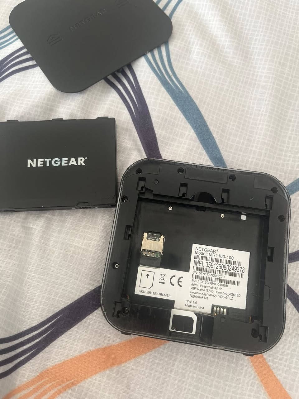 ‏
 راوتر محمول نتكير m1 العالمي 🌎
جوكر كل الشبكات اسيا زين كورك 🕸️🕷️
المواصفات التقنية الرئيسية
سرعة الاتصال: يدعم سرعات تحميل تصل إلى 1 جيجابت في الثانية (LTE Cat 16) وسرعات رفع تصل إلى 150 ميجابت في الثانية.
المعالج: يعمل بشريحة Qualcomm MDM9x50.
البطارية: بطارية ليثيوم أيون قابلة للإزالة بسعة 5040 مللي أمبير، توفر استمراراً في العمل يصل إلى 11 ساعة من الاستخدام المتواصل.
توصيل الأجهزة: يمكنه توصيل ما يصل إلى 20 جهازاً في وقت واحد.
الواي فاي: يدعم النطاق المزدوج (Dual-Band) بترددات 2.4 جيجاهرتز و5 جيجاهرتز بمعايير 802.11 b/g/n/ac. 
Netgear
Netgear
 +4
المنافذ والتصميم
المنافذ: يضم منفذ Ethernet (RJ-45) لاستخدامه كراوتر منزلي، ومنفذ USB-C للشحن ونقل البيانات، ومنفذ USB-A لتوصيل وسائط التخزين.
الهوائيات الخارجية: يحتوي على منفذين من نوع TS-9 لتوصيل هوائيات خارجية لتقوية استقبال الإشارة في المناطق الضعيفة.
الشاشة: شاشة LCD دائرية مقاس 2.4 بوصة لعرض استهلاك البيانات، وحالة الشبكة، وعدد الأجهزة المتصلة.
التخزين: يدعم بطاقات microSD للعمل كخادم وسائط محلي (NAS) لمشاركة الملفات مع الأجهزة المتصلة. 
السعر 55 قفل توصيل متوفر


**إذا كنت صاحب هذا الإعلان وتريد حذفه لأي سبب، رجاءا أرسل رسالة إلى الدعم الفني**
