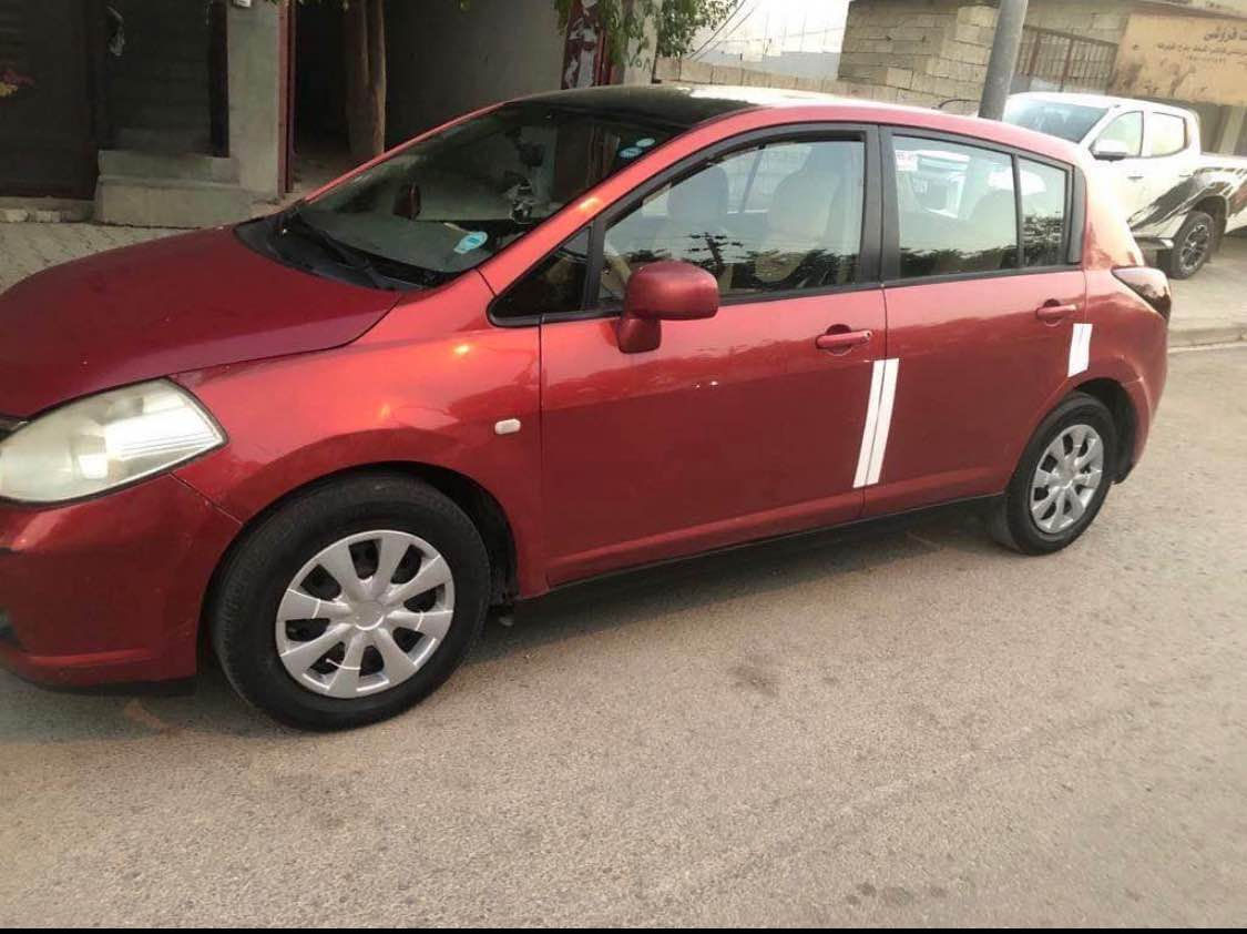 نیسان تیدا گێرتۆماتیک ٢٠٠٧ 
سێ پارچەی دواوەی هەیە و ناوەشی گرتووە لەگەڵی
سەقف و بۆنیتی کاڵ بوونەوەی هەیە
سەنەوی نوێیە 
ڕەقەم باریکە
چوار تایەی لۆکی لەژێرەدایە
پاتری تازە گۆڕاوە 
جام کارەبایە 
قوفڵ مەرکەزیە
تەبردی سارد و گەرمی هەیە
سەیارەکە هیچ مەسرووفی نیە زۆر بێ عەیبە و ماڵی فەقیرە 
سەیارەیەکی زۆر بەهەڵمەت و بەکێشە لە ڕۆیشتندا

ماشەڵای دەوێت. 
نرخیشی ٨٠ و مەجالی هەیە.
بۆ پەیوەندی 
***********
*********** رانية, السليمانية
