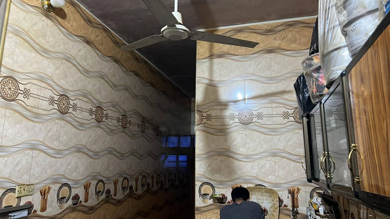 سلام عليكم بيت 100متر طولاني للبيع البيت طابو عنوانه حي العسكري البيت يحتوي ع استقبال ومطبخ وصاله وغرفه ومناور ثنين وصحيات خارجيه وحمام داخلي البيت بناء جديد عكاده بس ارضيه البيت ماكامله سعره 63وبيه مجال الاستفسار انتصل ***********
