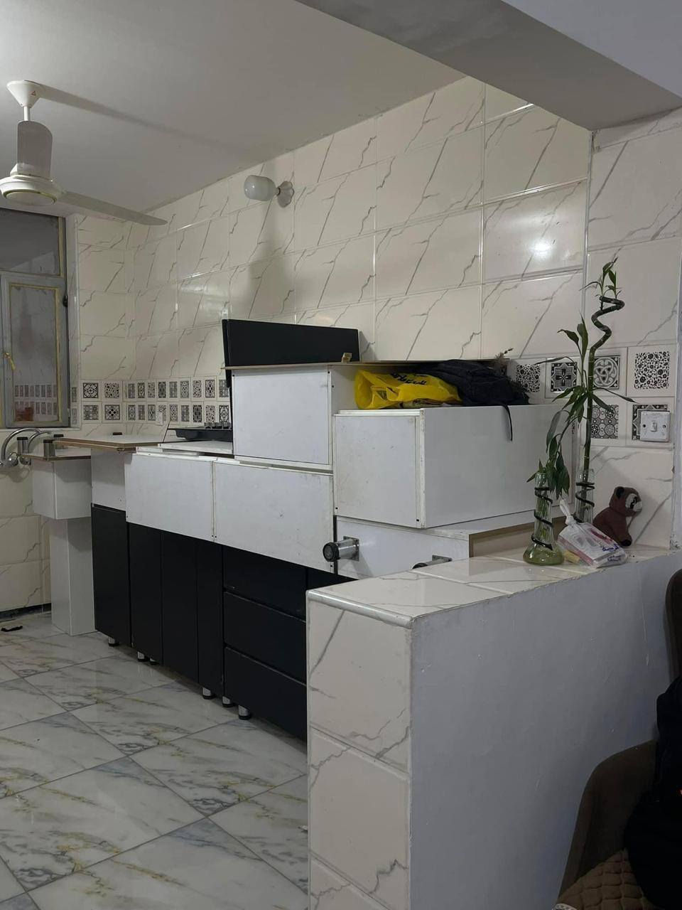 السلام عليكم
بيت للبيع بالشعب بشارع الصحة مقابل جامع الحق 
المساحة ١٦٠ الواجهة٨ النزال ٢٠ الطابق الأول كراج وحديقة واستقبال وصالة ومطبخ حار ومطبخ بارد مفتوح على الصالة وحمام والطابق الثاني ٣ غرف وحمام وسطحين بناء مسلح ترميم 2024 السعر 270مليون وبي مجال 
للاتصال(***********) 
لل مراسلة واتساب (***********)
تمت إعادة النشر بسبب الوعود الكاذبة .
