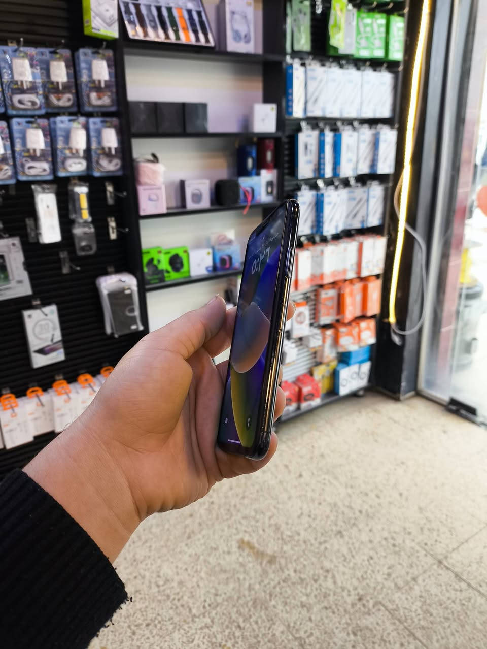 📱 ايفون X للبيع
🔹 السعة: 64GB
🔹 البطارية: 100% (مستبدل أصلي)
✅ الجهاز شغال بالكامل بدون أي مشاكل
✅ تك سيم شغال طبيعي
✅ الكاميرات شغالة وتصويرها حلو
✅ الصوت واضح وعالي
✅ الهزازات شغالة
✅ الشاشة أصلية مستبدلة (تحويل) بدون مشاكل
⚠️ ملاحظة: الظهر مفطور لكن ما مأثر على الاستخدام
💰 السعر: 115 ألف (قابل للنقاش البسيط)
📍 الموقع: موصل – الأيسر
📞 للتواصل: خاص أو اتصال مباشر
***********
