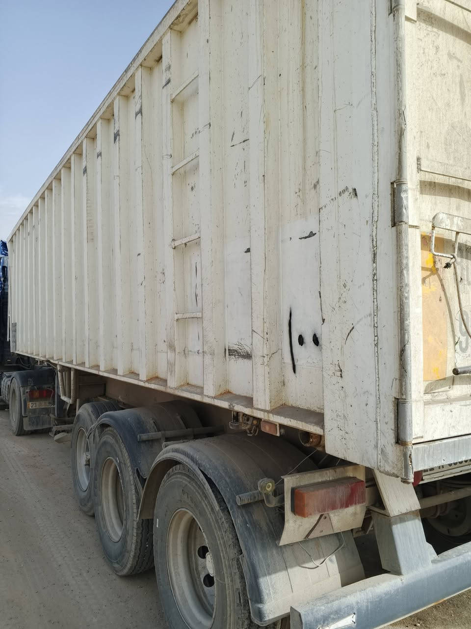 حاويه شاصي فافون منفيس كاتي مامربوط نظيف حموله ٤٠طن چادر كبس سعر ١٢٥وبي مجال مكاني كركوك الشراي يتصل ***********
