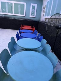 ٦ طاولات • ٤ كراسي/طاولة • طاولات سفرة