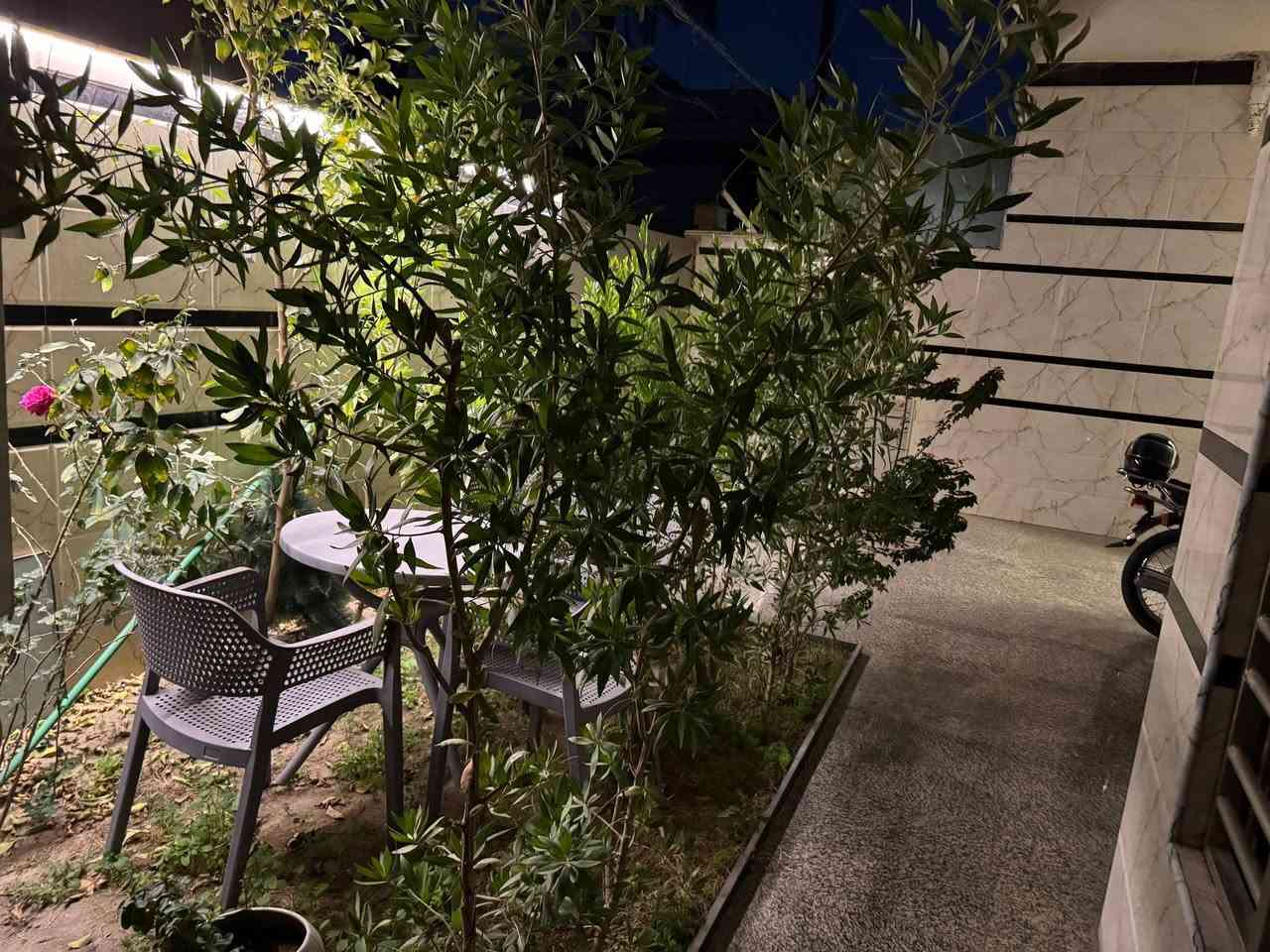 بيت للبيع كربلاء البوبيات عامود 53 طريق الزوار يبعد عن الإمام 2كيلو ثاني بيت بلفرع 
مساحته 200 متر سند 25 إقرار محكمه بناء جديد ومتعوب عليه
يحتوي على حديقه و 4 غرف و2 بالكون ومطبخ حار وبارد وسطح عالي وناصي وصالتين و3 مجاميع صحيه للأستفسار أكثر(***********)
