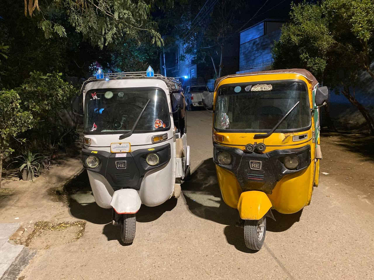 يالله السلام عليكم تكاتك للبيع عدد 2 باجاج تفاصيلهن ب مقطع  الصفرة موديل 19داخلة ب 20 رقم وسنوية تحويل ثاني يوم تكتك كاملة للأخير  السعر 6 مليون وبيهة مجال بسيط البيضة موديل 2021 شهر 5 اوراق الترقيم اتكفلك سعرهة 6300 وبيهة مجال مكاني ورة بوابة الحسينية مال راشدية الحويش قرب مطعم سامان السياحي للاستفسار *********** راعي الصفرة 
*********** راعي البيضة 
شباب رجاء مكلف ب نشر اتصل على ارقام موجودة تحياتي ♥️
