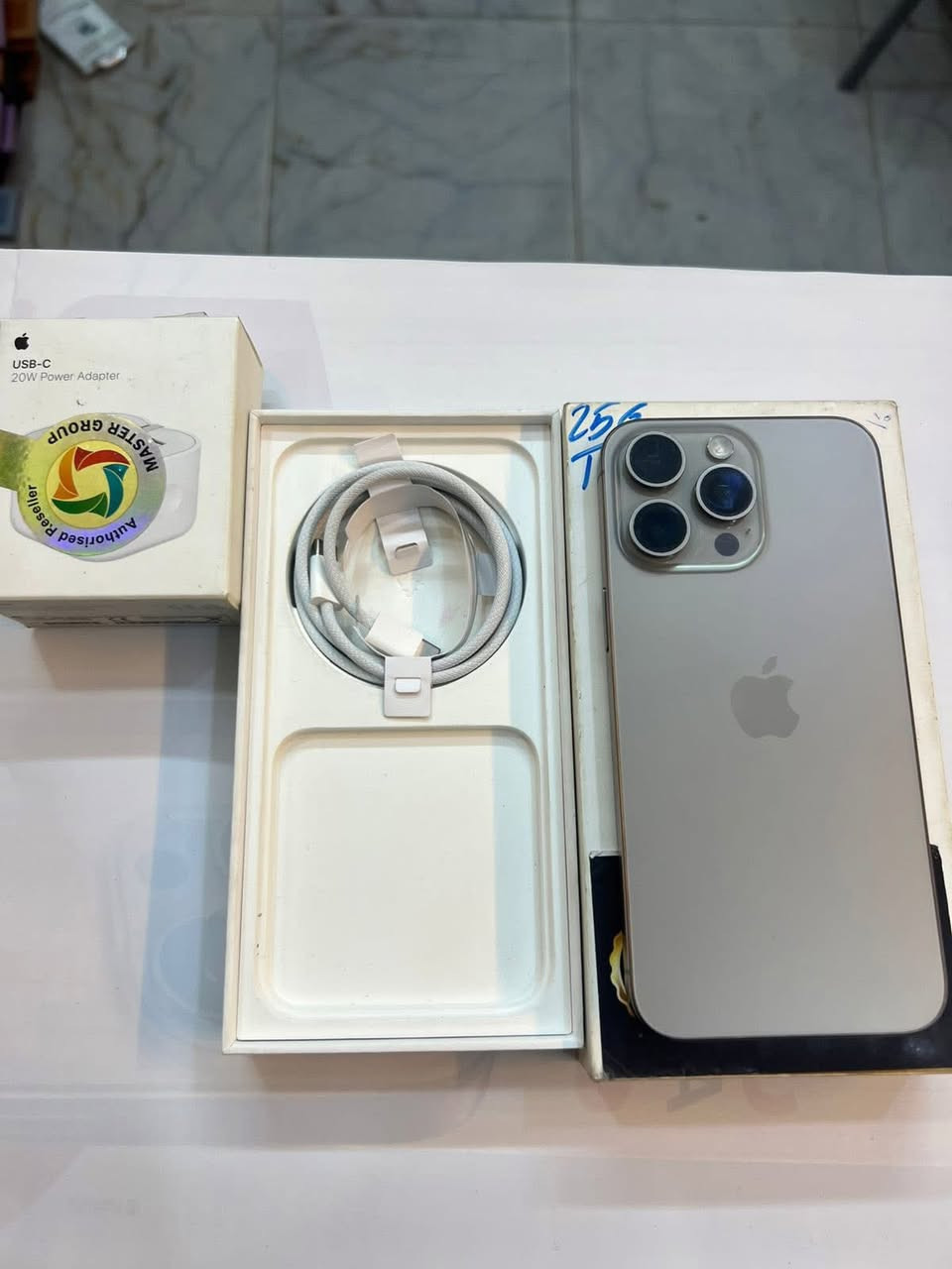 15برو ماكس للبيع مبدل بطاريه اصليه تلفون ماستر نضافتهه 100/100سعر ٨٧٥وبي مجال قليل لشراي يتصل ***********
