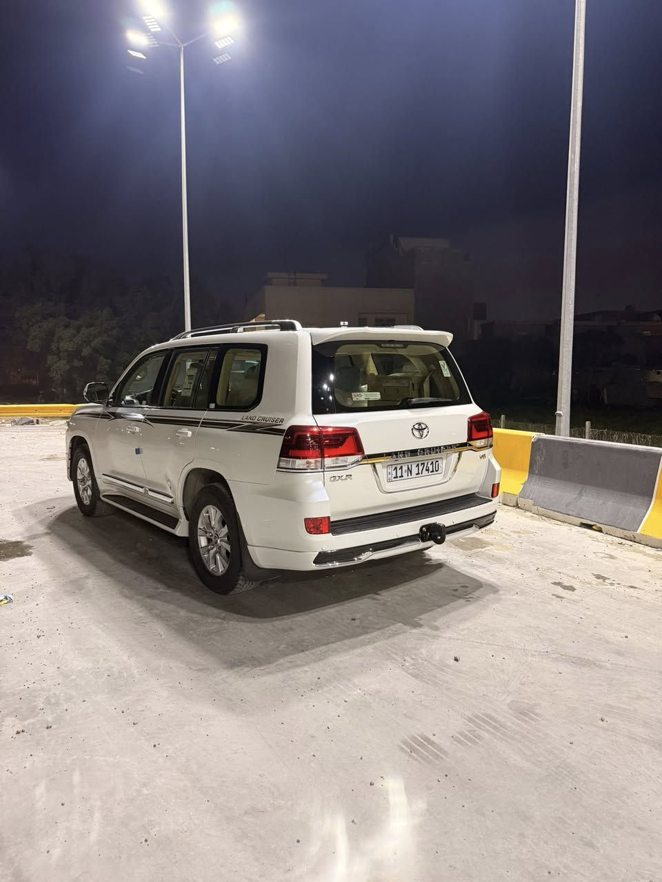 السلام عليكم ورحمة الله وبركاته
للبيع لاندكروز موديل ١٧ رقم بغداد باسمي 
مواصفات بريم اصل 
ماشيه ١٢٤ حقيقي السياره كلها على البلاد 
مكفوله كفاله عامه من الصبغ والتبديل والبارد 
نص دعاميه اماميه فقط
سعر السياره ٤٨ الف دولار 
مكان السياره بغداد / الاعظميه
الاتصال ***********
