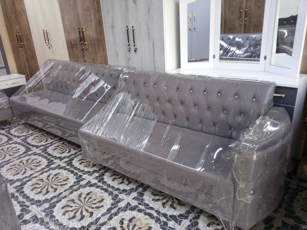 تخم ديوان ٩امتار مستخدم سبوعين تفصال شرط نضافه اي عيب مابيه السعر ٣٥٠ قفل الشراي  يتصل ع رقم *********** العنوان كركوك حي العروبه قرب جامع الامام علي
