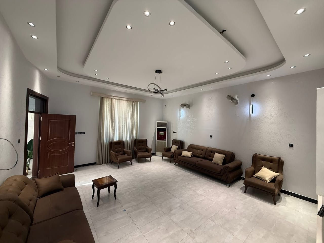 #دار_للـبـيـع بناء حديث 🏡  – مساحة كبيرة وموقع مميّز / الموقع: الديوانية خلف عمارات الزيتون
المساحة الكلية: 1450 متر
الواجهة: 24 متر
الطابو: زراعي – سند 25 مداور مباشر

تفاصيل الدار:
 • مساحة البناء: 180 متر
 • واجهة الدار: 11 متر
 • نوع البناء: كونكريت مسلح + طابوق
 • التقسيم الداخلي:
 • غرفة نوم
 • صالة
 • استقبال
 • مطبخ
 • صحيات داخلية وخارجية
————————————-
#متابعة_الصفحة
#نستقبل_جميع_عروضكم
———————————————————
🔺#للاستفسار الاتصال ع الارقام
 حسن *********** 📲  
واتساب http://wa.me/+964*********** 📲  
ارشد ***********📲 
—————————————————————
او زيارة مكتبنا من الساعة 3 الظهر إلى 8 مساء
🔺مكتب دره المشرق للاستثمار والتطوير العقاري 
🔺العنوان:-حي الجزائر الشارع العام قرب مأكولات تشرين
