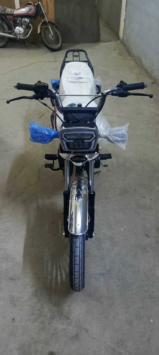 ياالله //قطعة جيس ومال عيد
الإستفسار //***********☎️☎️***********
السيفاان ال 25 الأصلي استعمال ( 12)يوم فقط زيرو
نظافة 100٪٪100 كفالة بصمة تشغيل🛵 
⚙️مكينة 200cc 
لوون مميز دولار ابيض ⬜
مكان ///الصويرة #السبيس تقاطع حي #الزهورر
