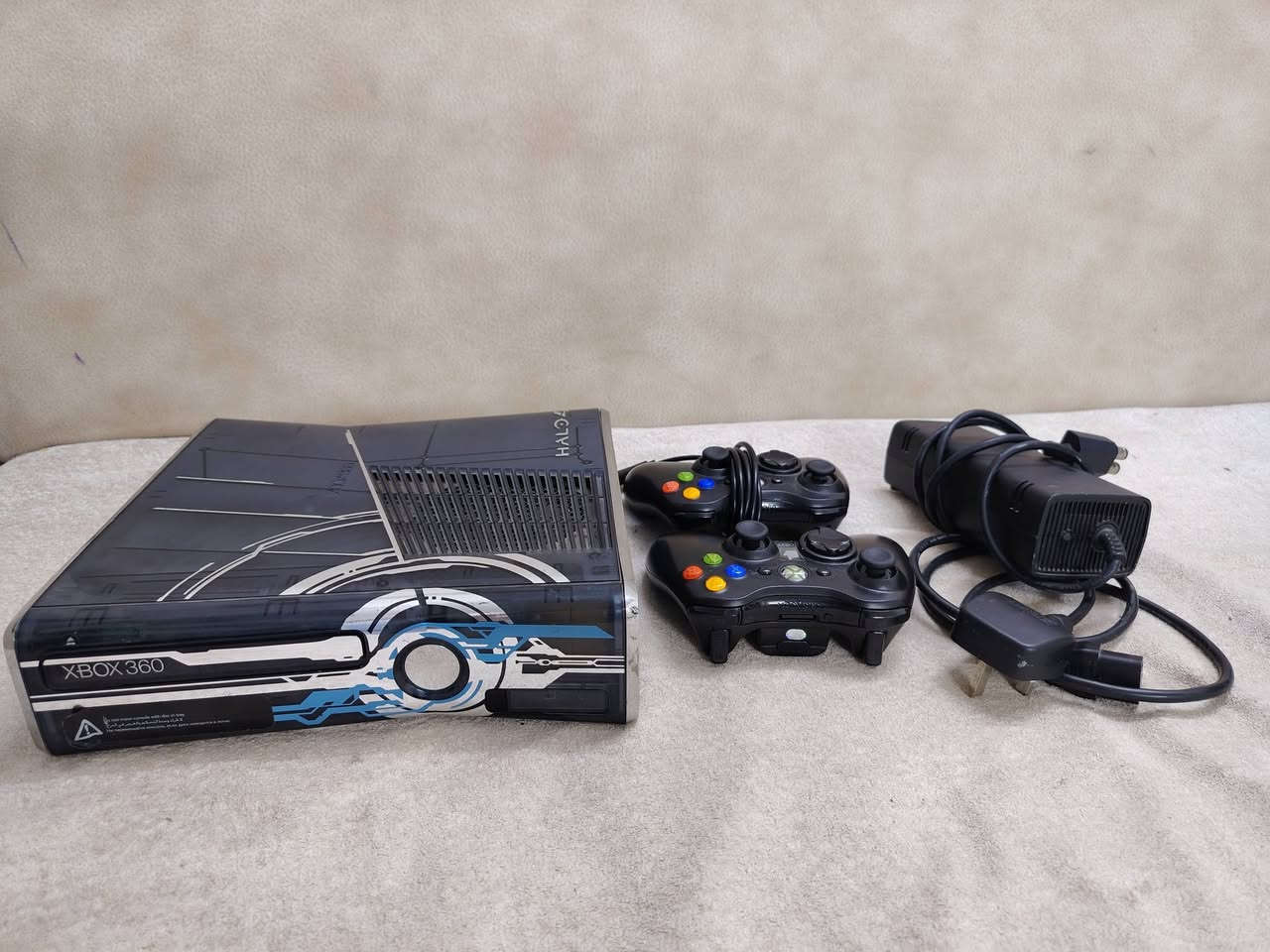 اكس بوكس 360 سلم للبيع

الهارد 250 كيكا 
العاب عدد 137 لعبة
GTA مهكر 
يدات عدد 2

نظافة كدامكم اي عيب مابي الشراي يتصل
***********

مكاني كركوك حي العسكري
