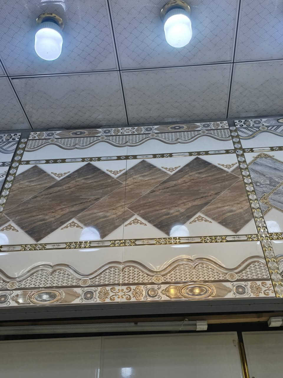 ✨ إزارة سيراميك أنيقة ✨
📏 قياس 60×30 سم
📐 ارتفاع الإزارة 120 سم
🔸 تصميم جميل يضيف لمسة فخامة للجدران
🔸 مثالية للستقبال والممرات و الغرف 
🔸 جودة عالية وتحمل ممتاز
🔸 سهلة التنظيف ومقاومة للرطوبة
💰 السعر بأسعار الجملة – فرصة لا تعوض
🏢 معرض الزهراء للسيراميك والبورسلين
📍 أحدث الموديلات وأفضل الخامات
📞 للتواصل: ***********
